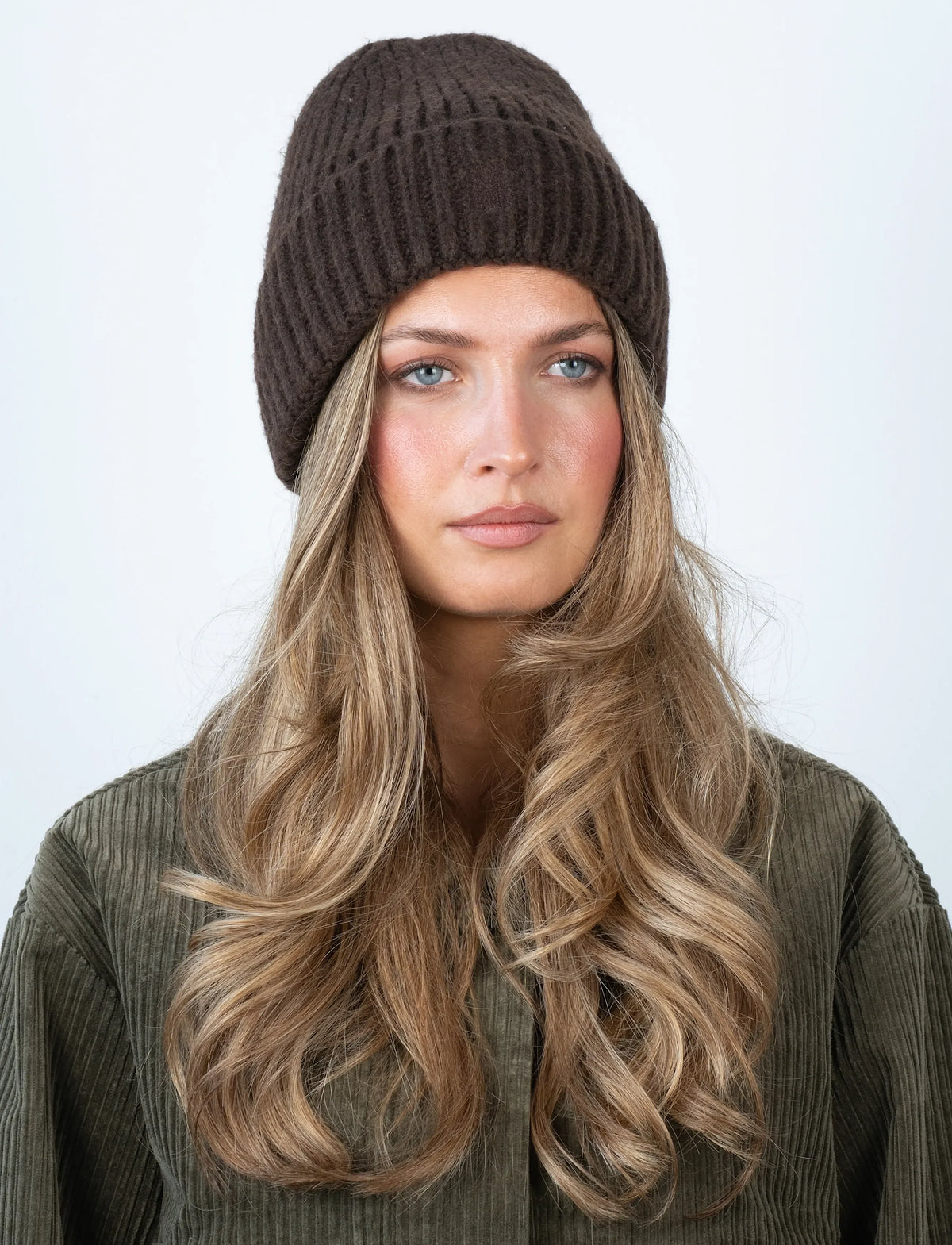 Brenda Beanie fra Sui Ava i Espresso, blød chunky ribstrikket hue med uld og genanvendt polyester – køb hos butikalrum.dk.
