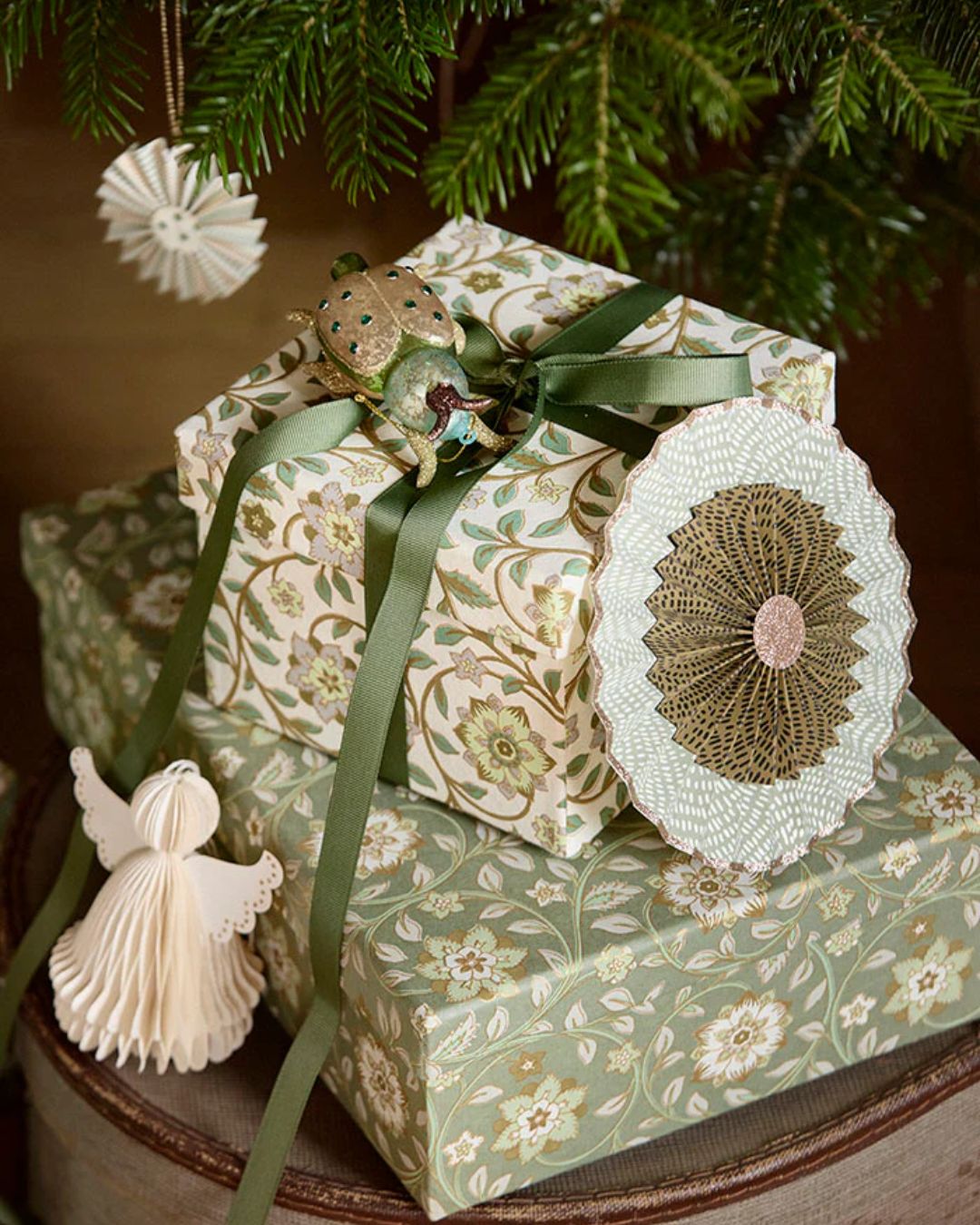 Sæt af to Honeycomb Angel-dekorationer i cream-farve, perfekt til juleudsmykning med et delikat honeycomb-design.