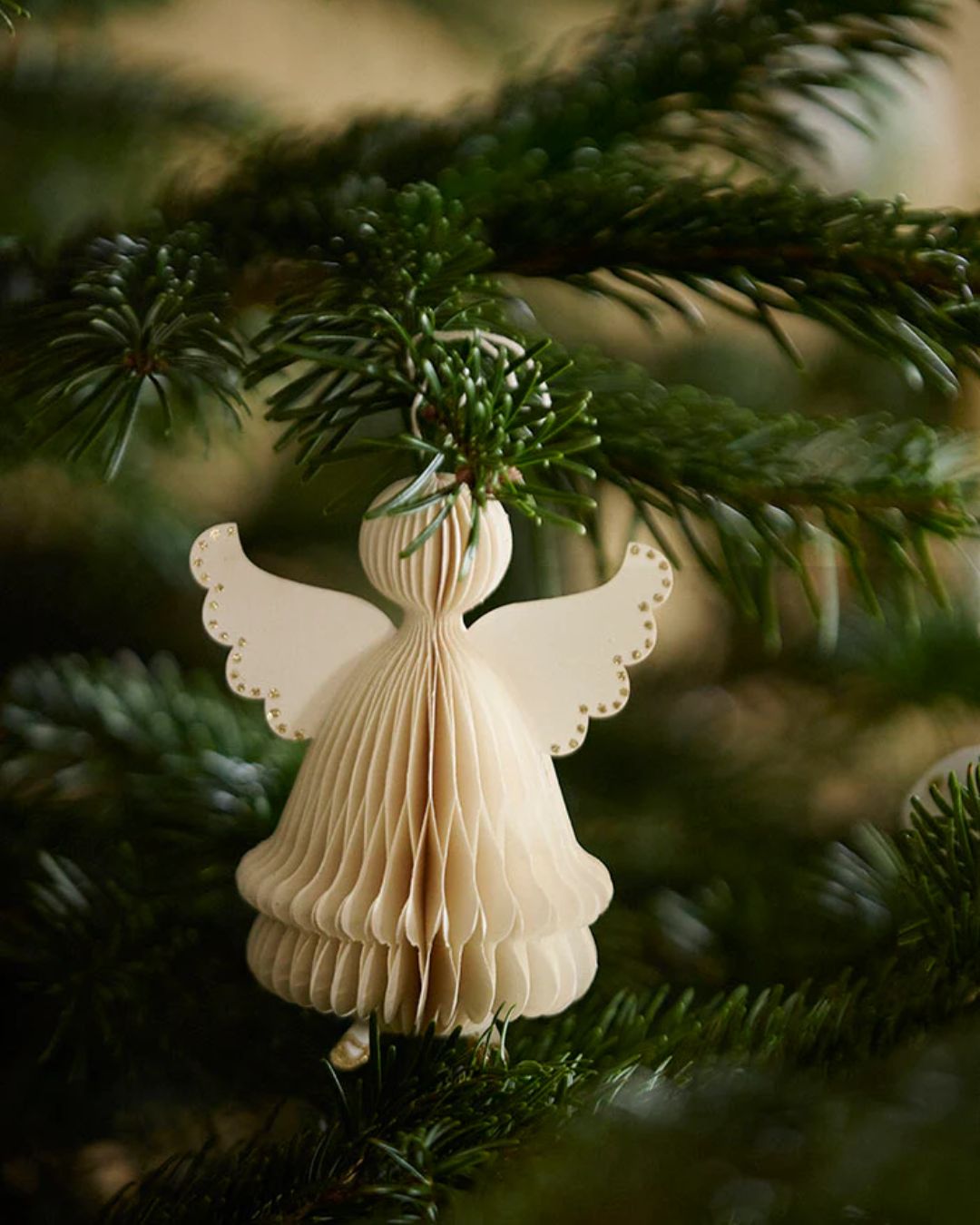 Sæt af to Honeycomb Angel-dekorationer i cream-farve, perfekt til juleudsmykning med et delikat honeycomb-design.