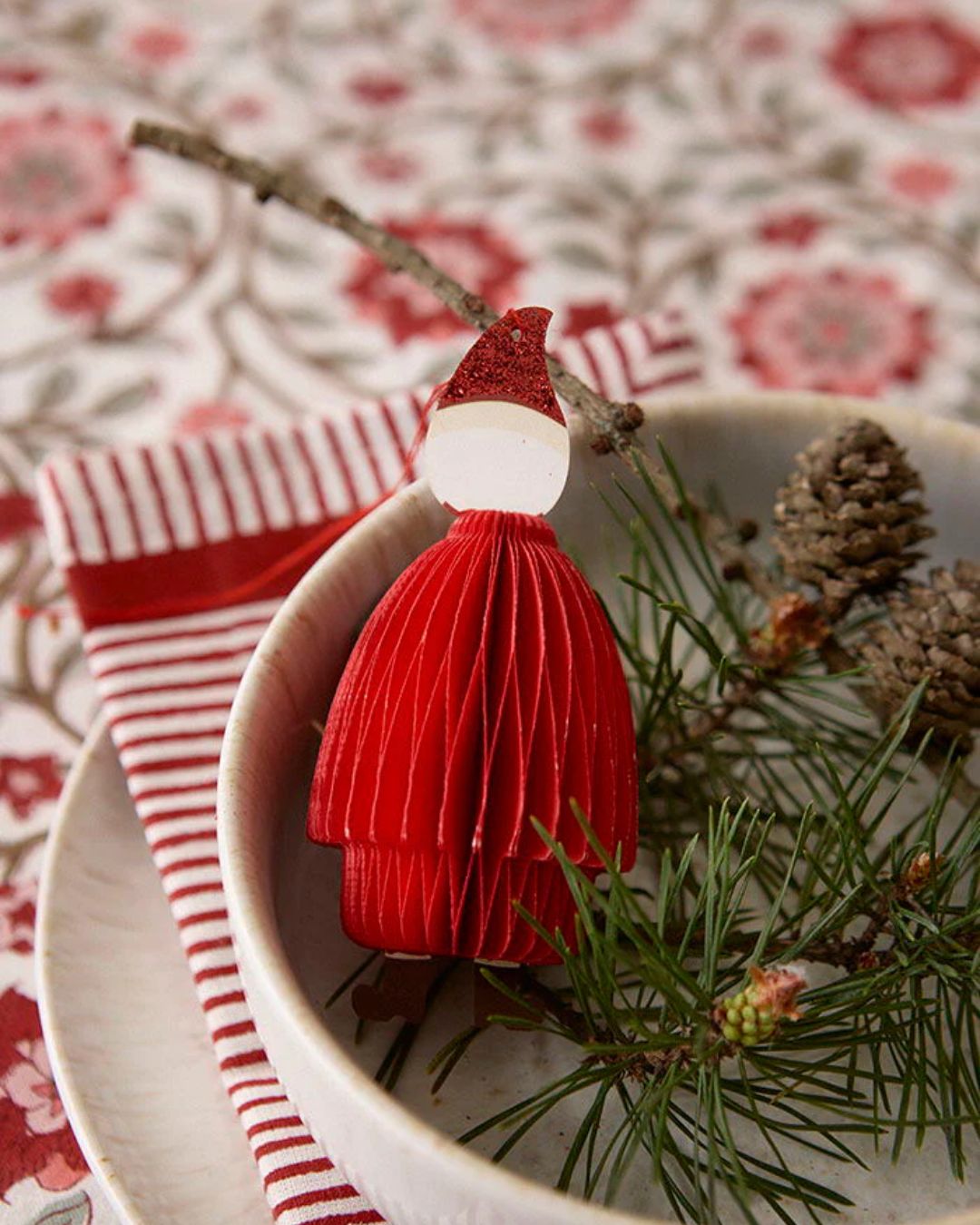 Sæt af to Honeycomb Santa-dekorationer i ruby-farve, perfekt til juleudsmykning med et legende honeycomb-design.