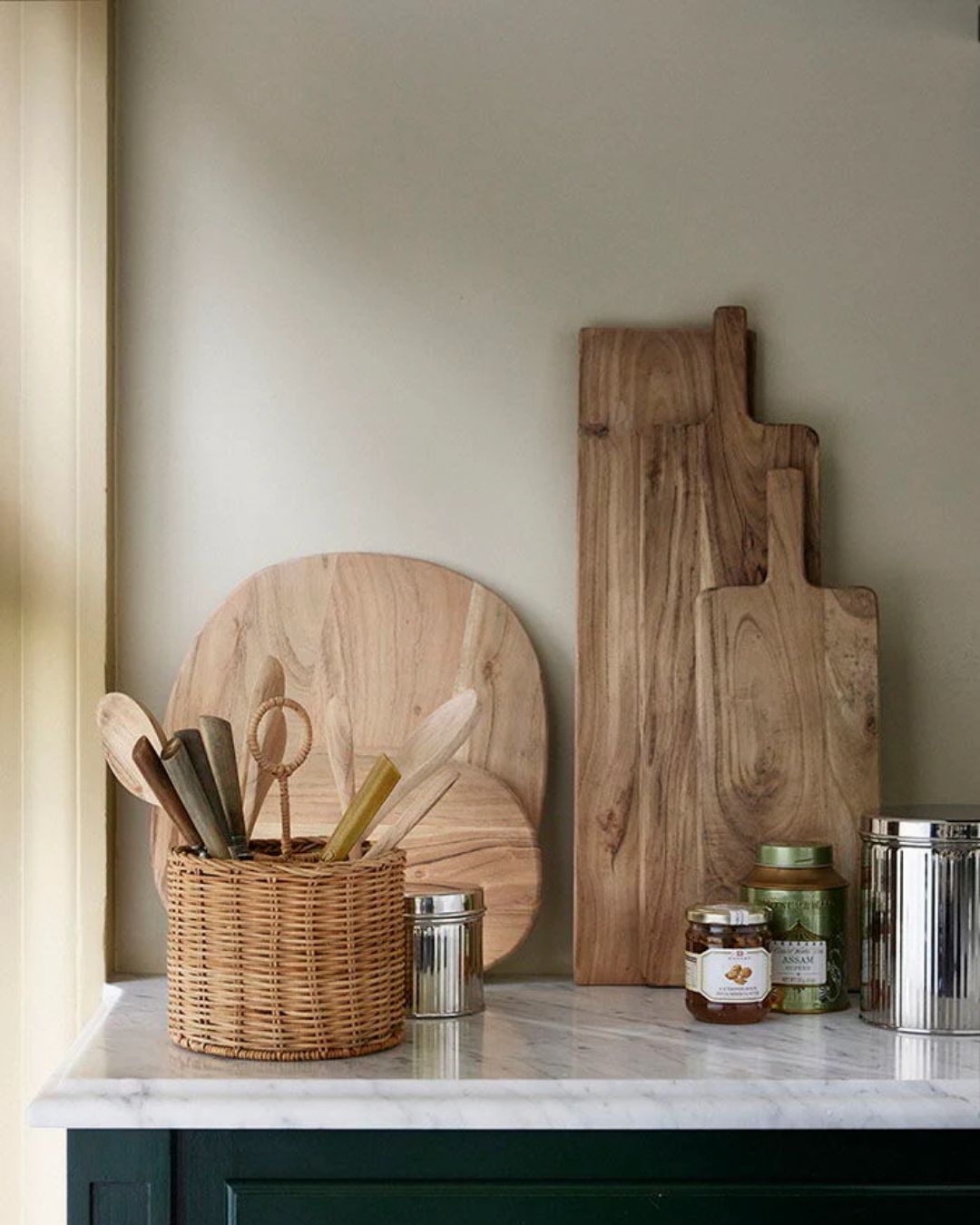 Bungalow rattan holder til bestik eller køkkenredskaber med en diameter på 17 cm, ideel til stilfuld opbevaring i køkkenet.