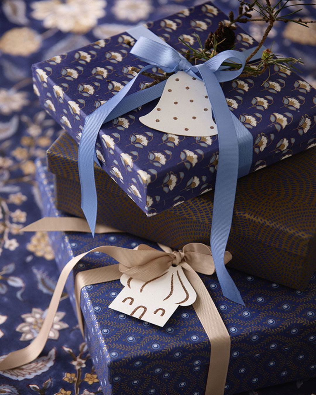 Pakke med 6 hvide gavemærker i bungalowdesign med gulddetaljer til julegaver.