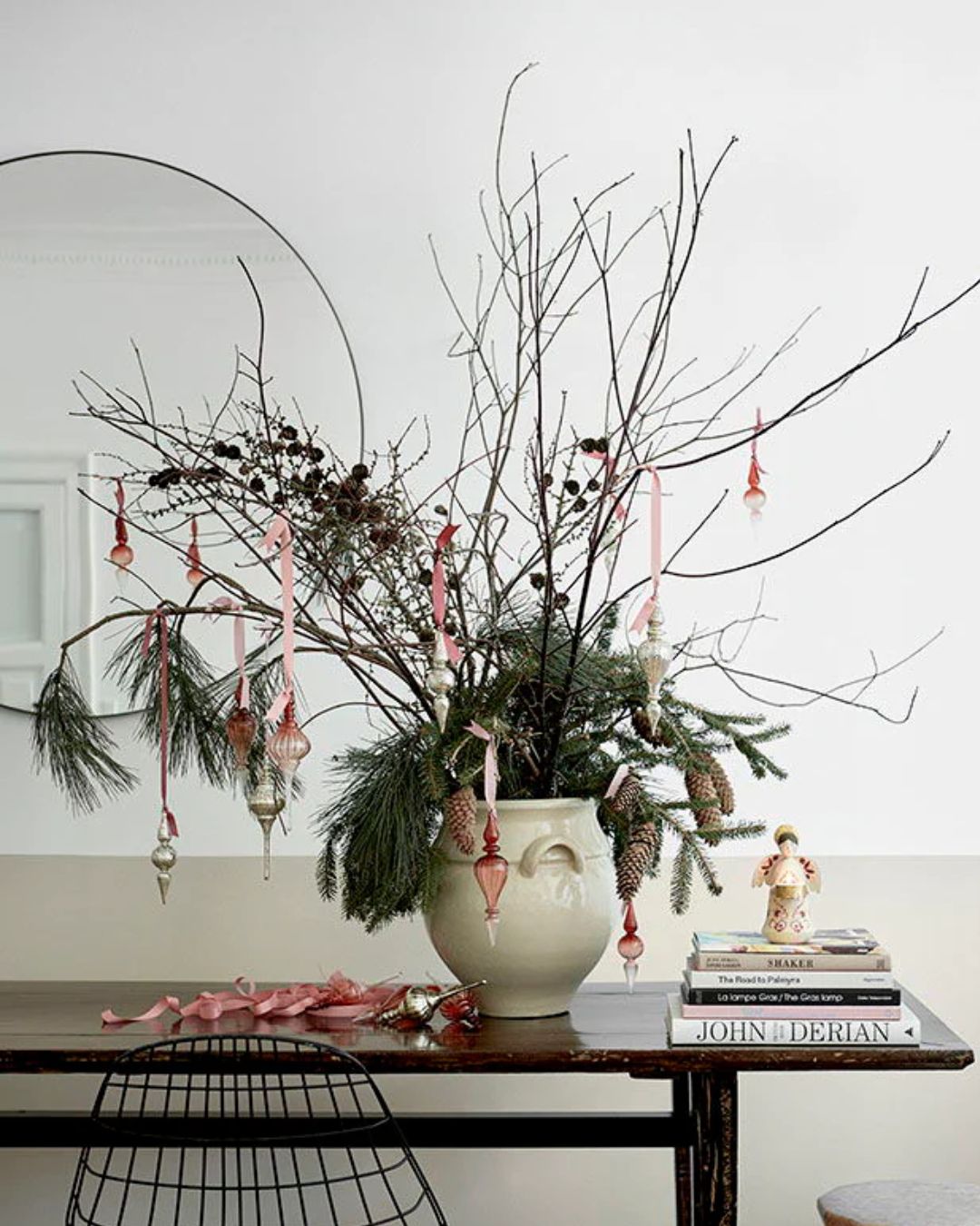 Elegant juleophæng i mundblæst glas i form af en icicle, perfekt til juleudsmykning.