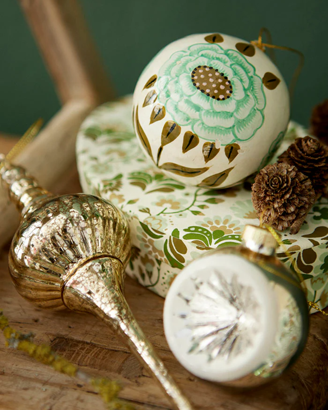 Elegant juleophæng i mundblæst glas i form af en icicle, perfekt til juleudsmykning.