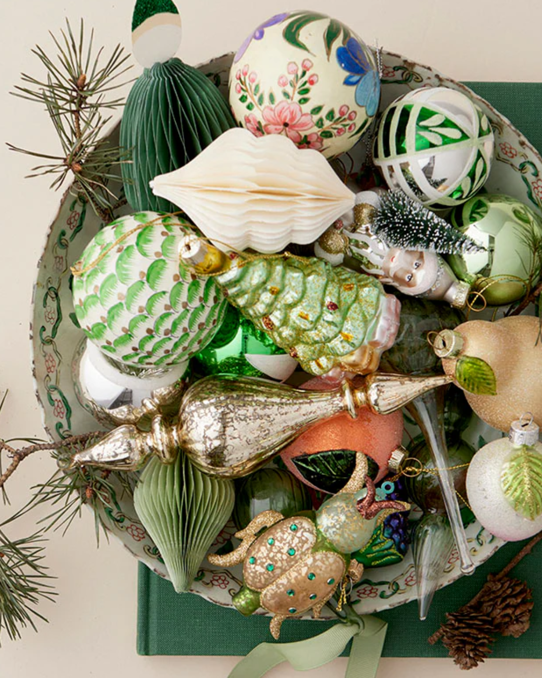 Elegant juleophæng i mundblæst glas i form af en icicle, perfekt til juleudsmykning.