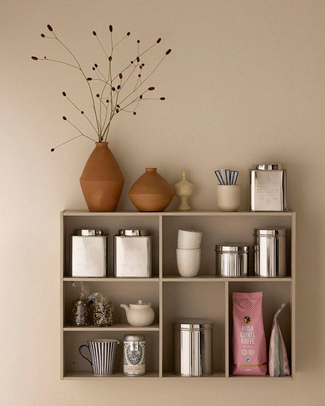 Grå opbevaringsdåse i rustfrit stål med 'sugar' og 'sukker' indgravering.