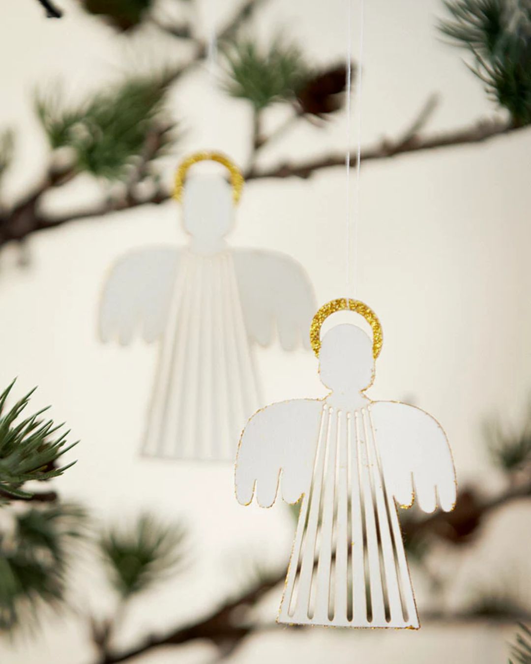 Trio af hvide papirengle med gulddetaljer