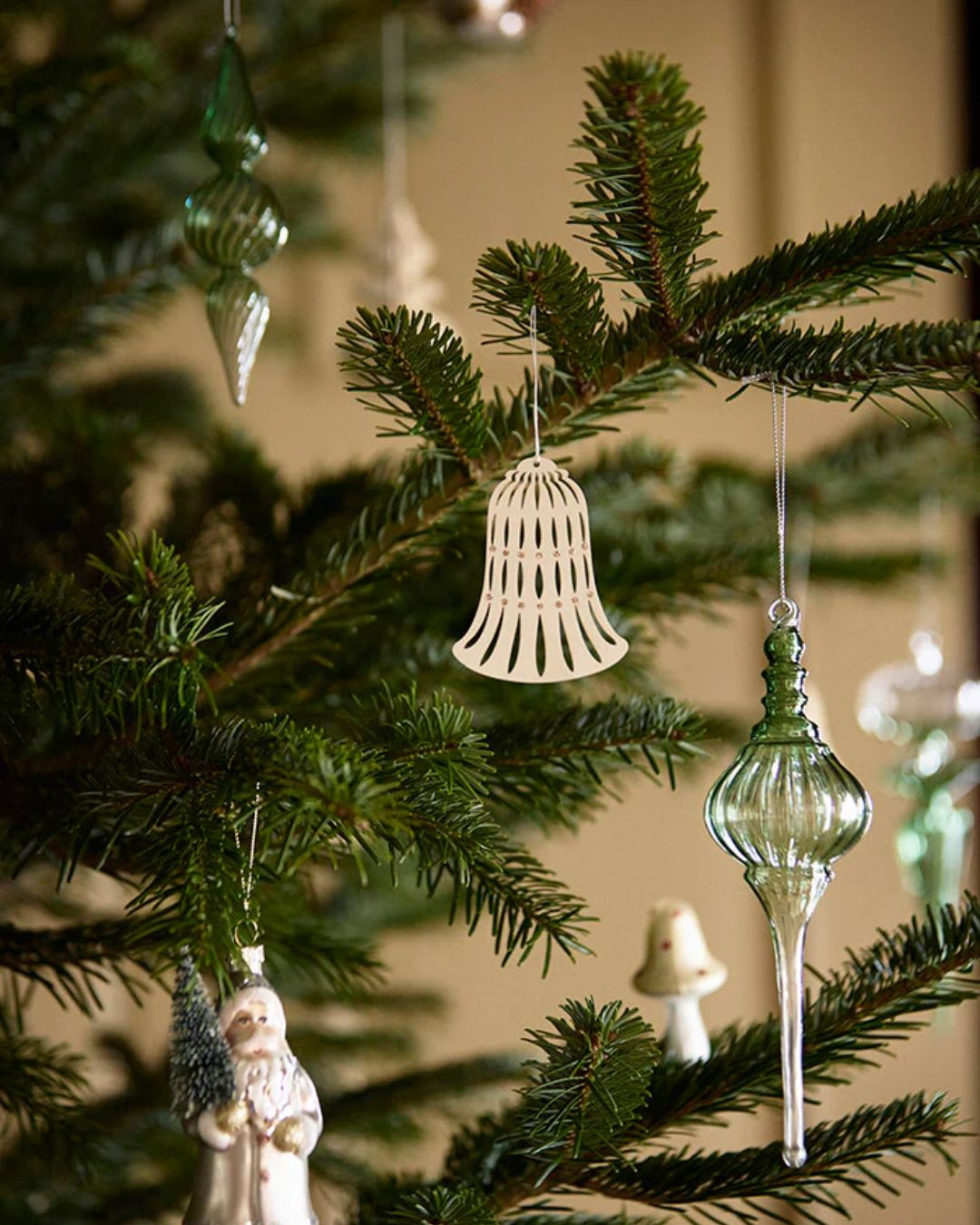 Trio af hvide papirklokker med gulddetaljer, 8 cm