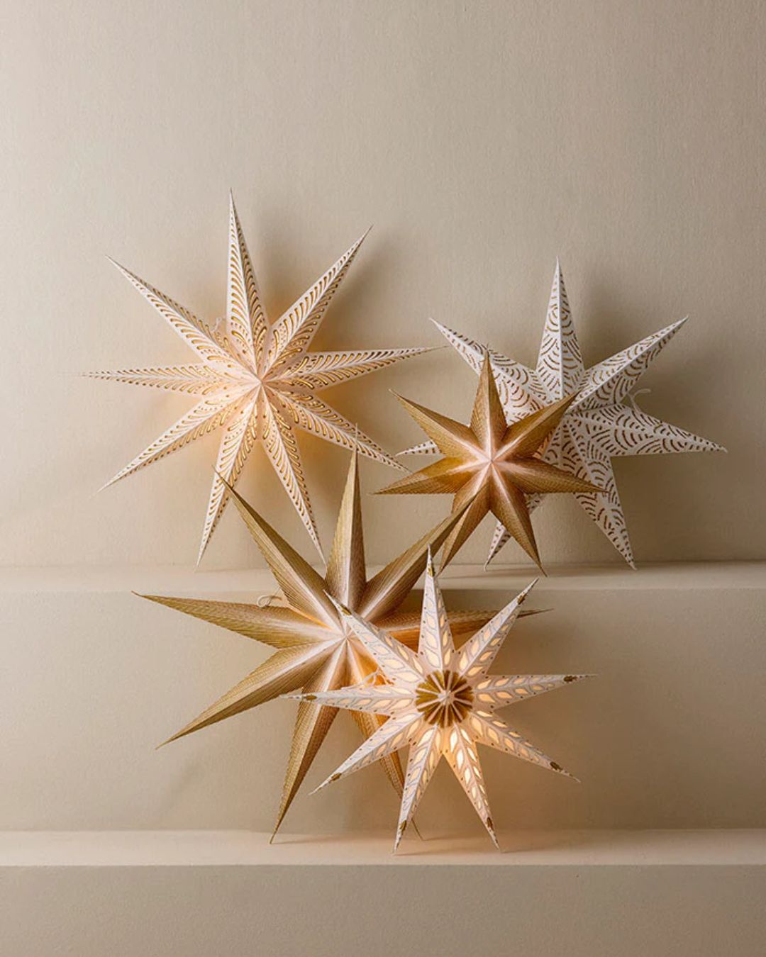 Håndlavet julestjernelampe i papir med gulddetaljer, 50 cm