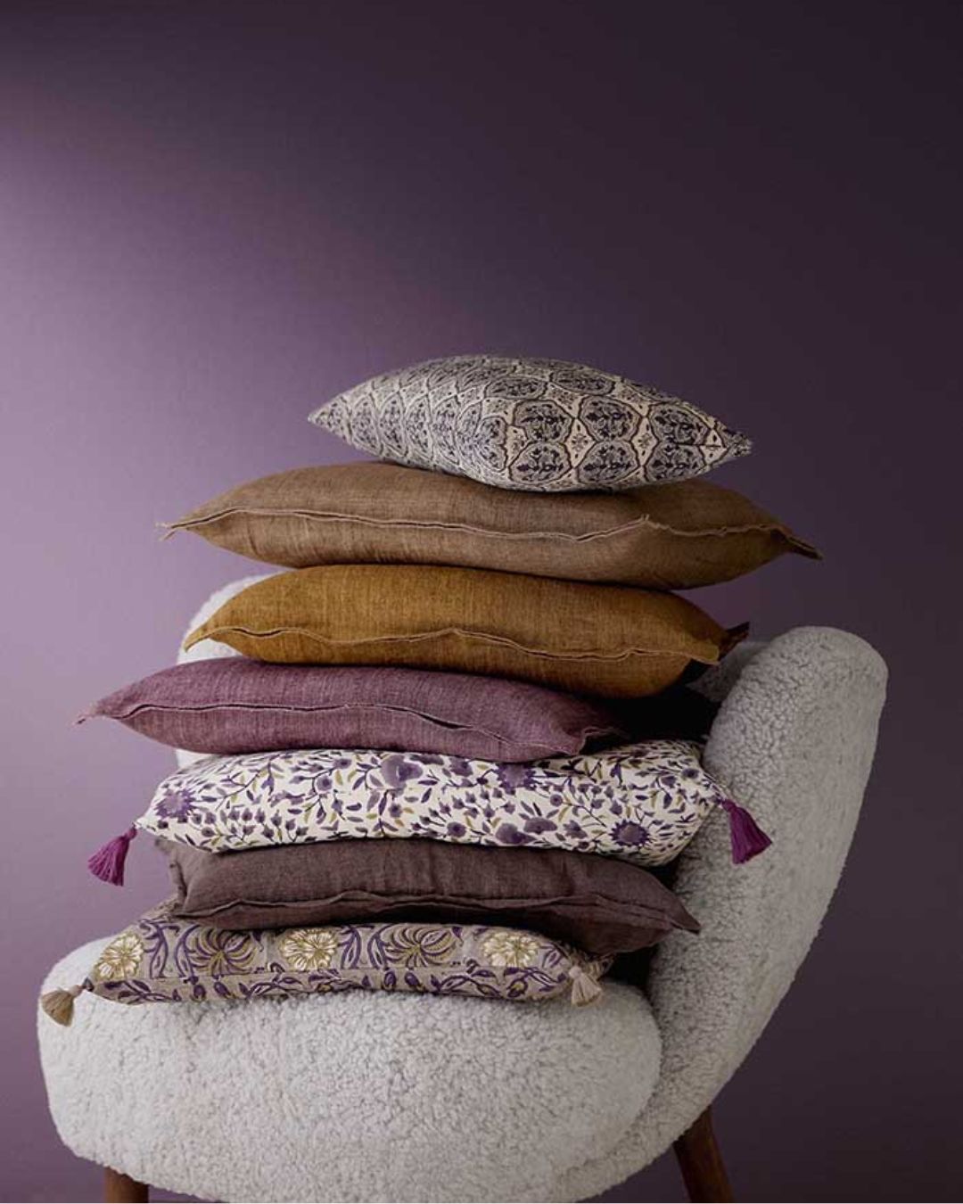 Bungalow linen pude 50x50 cm i farven lilla, fig med inderpude, fremhæver tekstur og komfort i indretningen