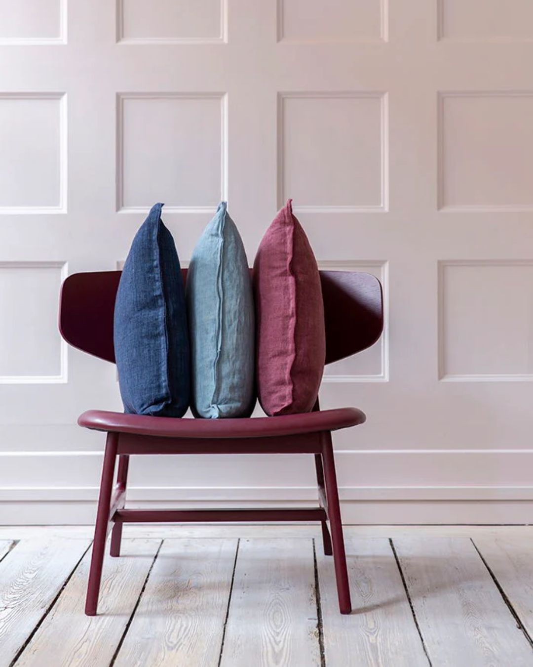 Bungalow linen pude 50x50 cm i farven mørkeblå med inderpude, fremhæver tekstur og komfort i indretningen