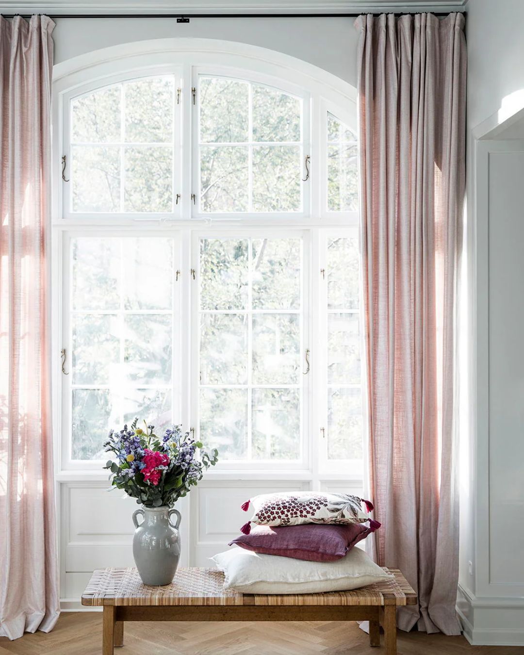Bungalow linen pude 50x50 cm i farven Wine med inderpude, fremhæver tekstur og komfort i indretningen