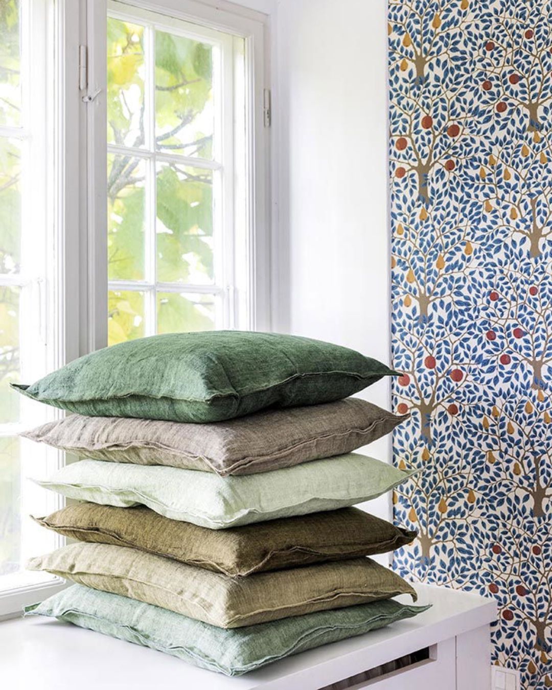 Bungalow linen pude 50x50 cm i farven grøn, linen laurel med inderpude, fremhæver tekstur og komfort i indretningen.