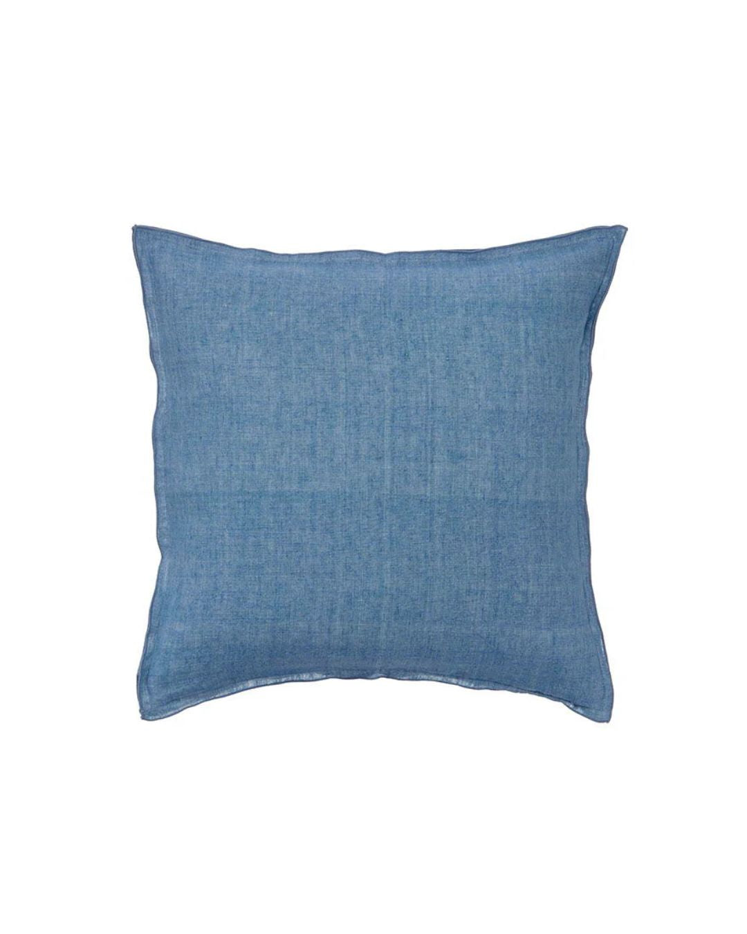 Bungalow linen pude 50x50 cm i farven provence blå, med inderpude, fremhæver tekstur og komfort i indretningen.