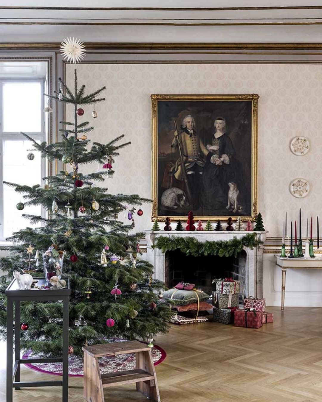 Smuk papirjulestjerne til juletræstoppen, perfekt til at tilføje elegance til din juleudsmykning.