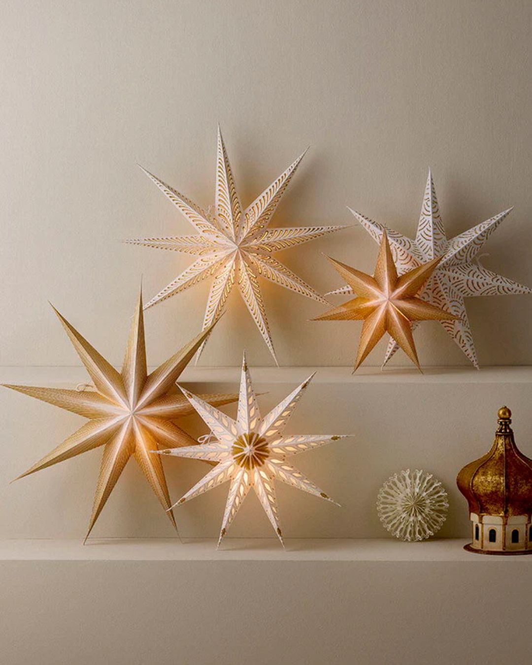 Håndlavet julestjernelampe i papir med udskæringer og gulddetaljer, 80 cm, hvid.