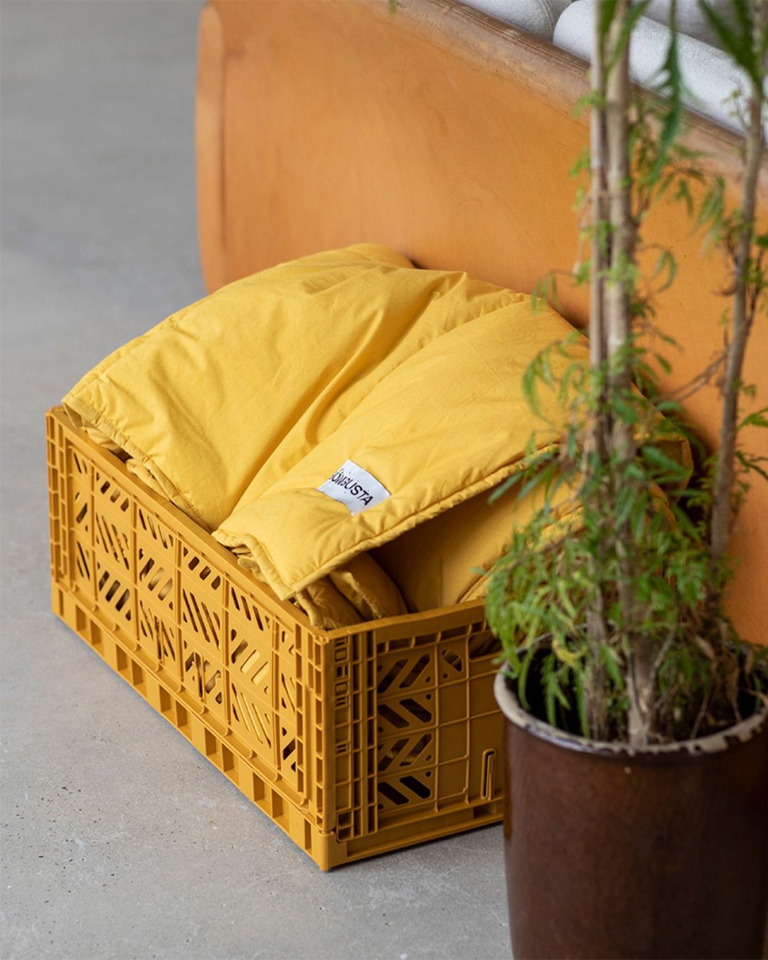 Aykasa Maxi foldekasse, mustard i moderne design, perfekt til opbevaring af større genstande i hjemmet.