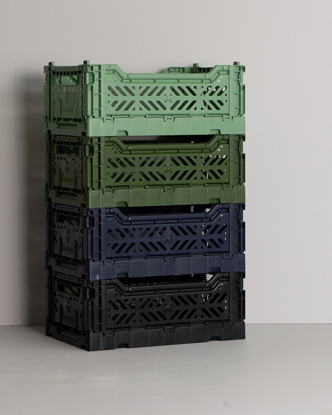 Aykasa Maxi foldekasse, sort i moderne design, perfekt til opbevaring af større genstande i hjemmet.