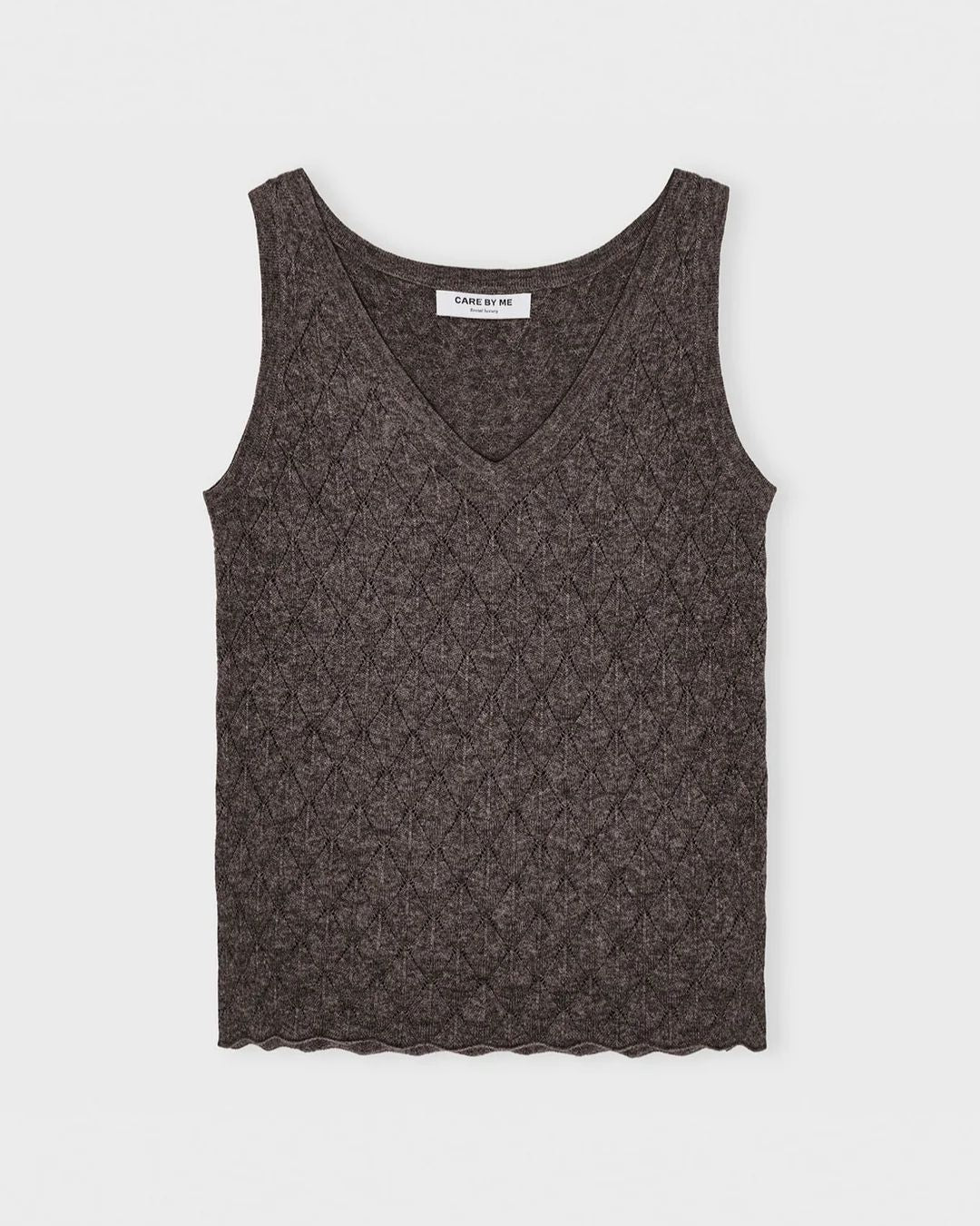 Mørkebrun cashmere top fra Care By Me – smalt snit, v-hals og håndlavet strikmønster.
