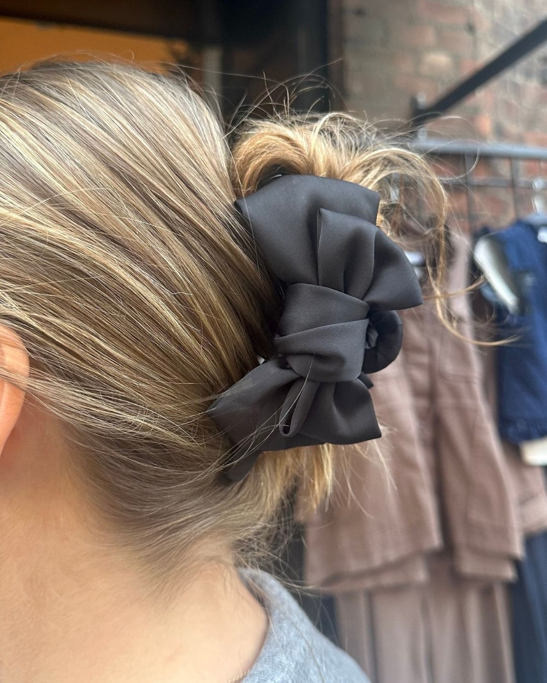 By Stær hårklemme med silkesløjfe, romantisk og feminin håraccessory til hverdags- og festbrug.