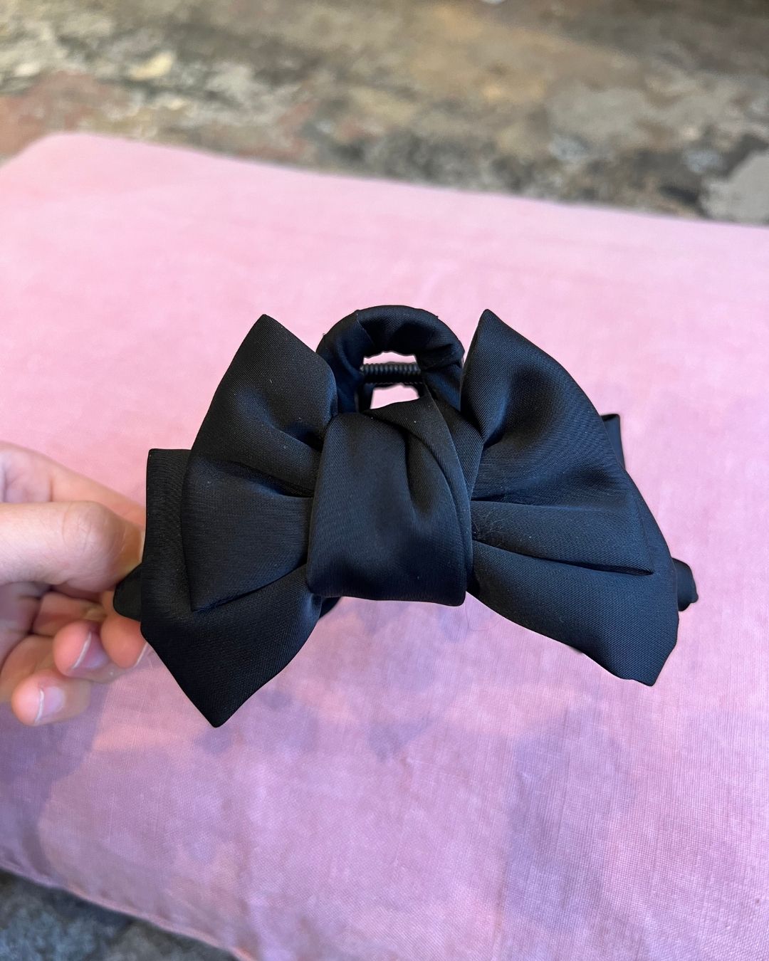 By Stær hårklemme med silkesløjfe, romantisk og feminin håraccessory til hverdags- og festbrug.