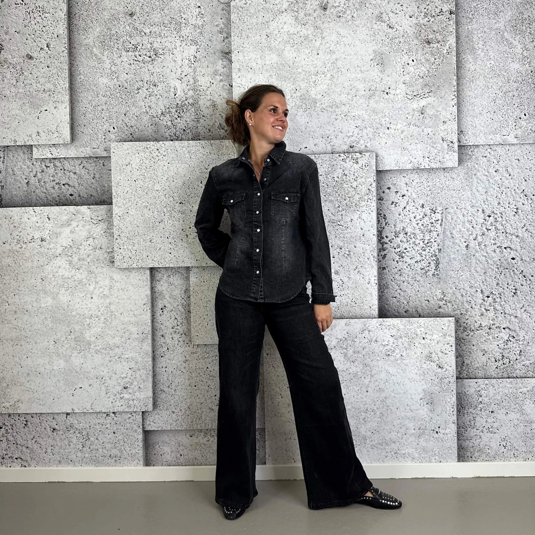 Julietta jeans i Black Denim fra Cabana Living med behagelig stretch og klassisk pasform – køb hos Butik Alrum på Amager eller online på butikalrum.dk.