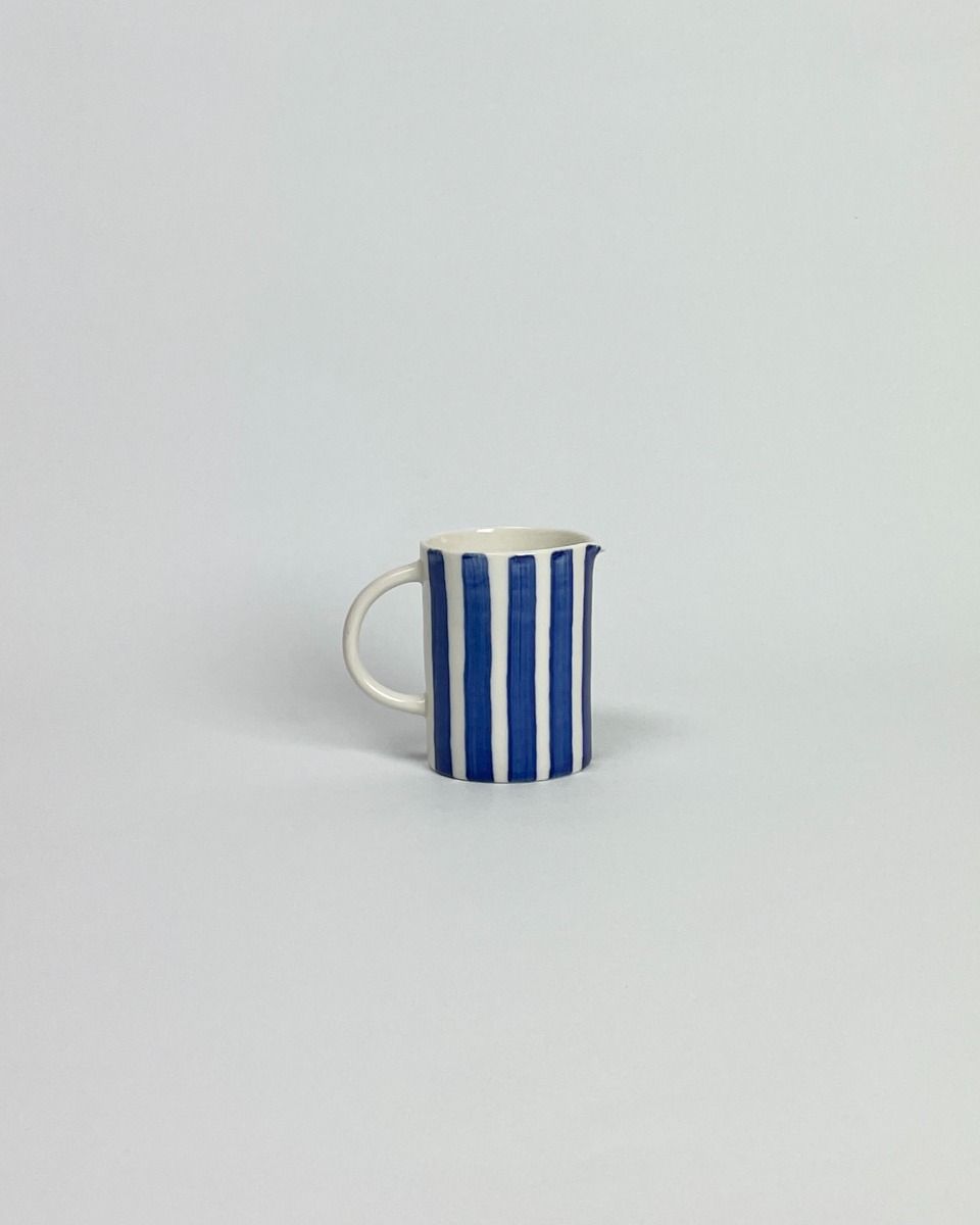 Hånddrejet og håndmalet porcelænskande i blue stripe design fra Anne Black perfekt til servering eller borddækning - køb hos butikalrum.dk
