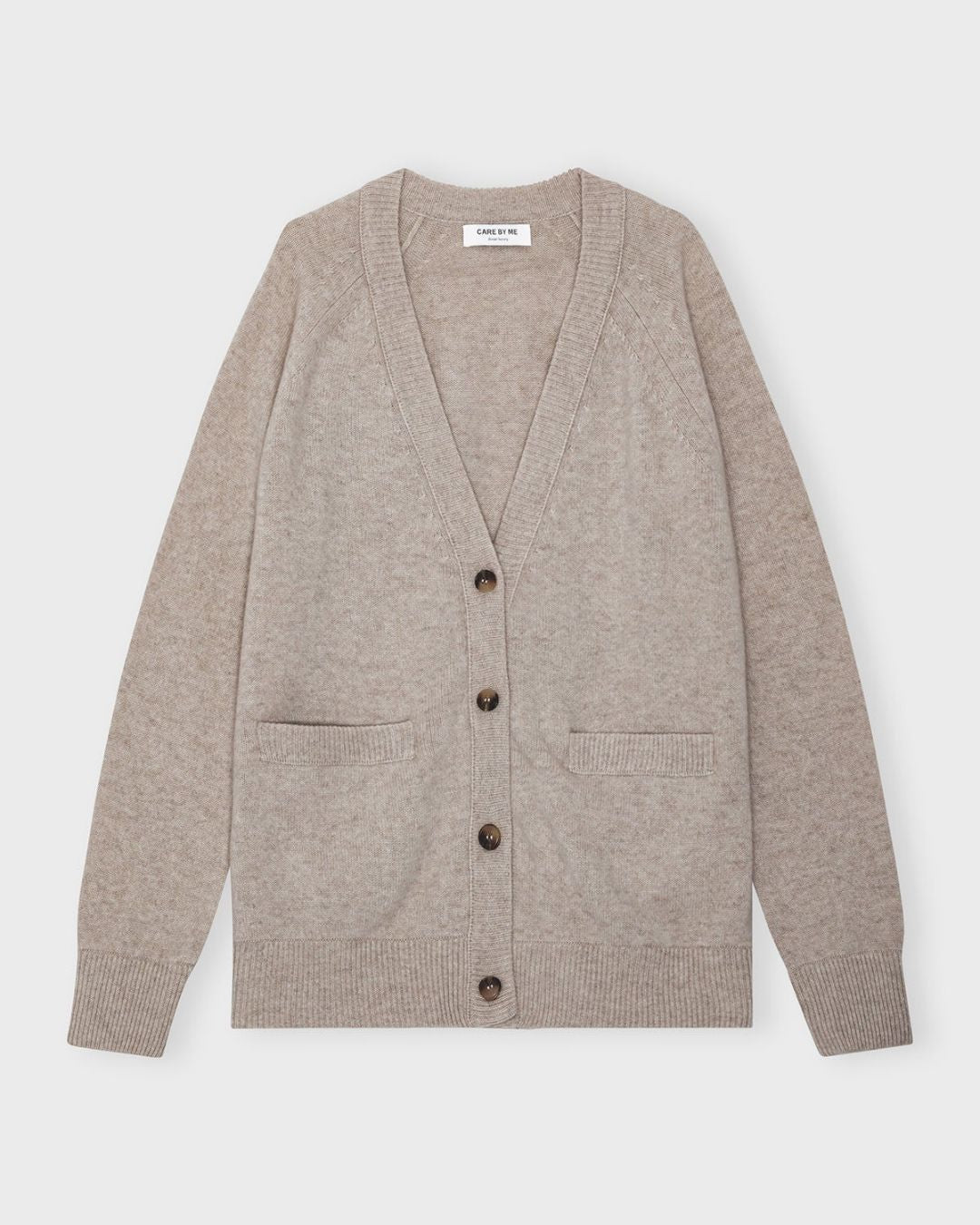 Klassisk og tidløs Angelina cardigan i 100% cashmere med dyb V-udskæring, ribkanter, hornknapper og rummelige ærmer.