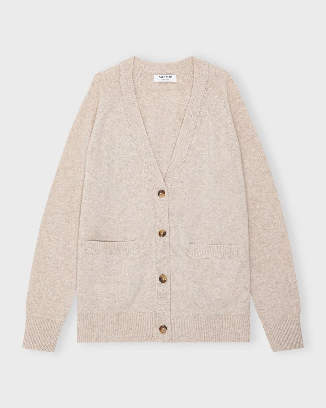 Klassisk og tidløs Angelina cardigan i 100% cashmere med dyb V-udskæring, ribkanter, hornknapper og rummelige ærmer.