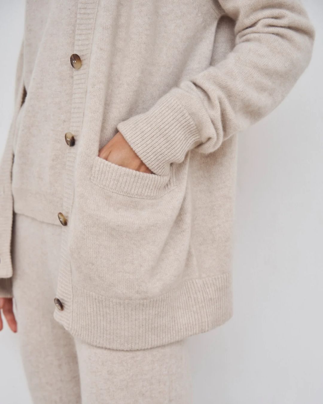 Klassisk og tidløs Angelina cardigan i 100% cashmere med dyb V-udskæring, ribkanter, hornknapper og rummelige ærmer.