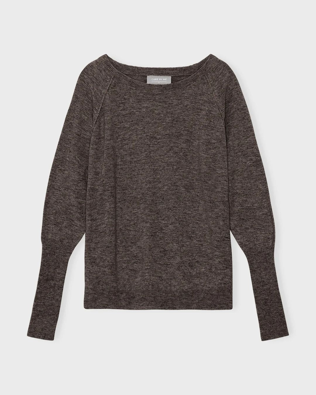 Bæredygtige og stilfulde produkter fra Care By Me, designet med fokus på ansvarlig produktion og kvinders selvstændighed.