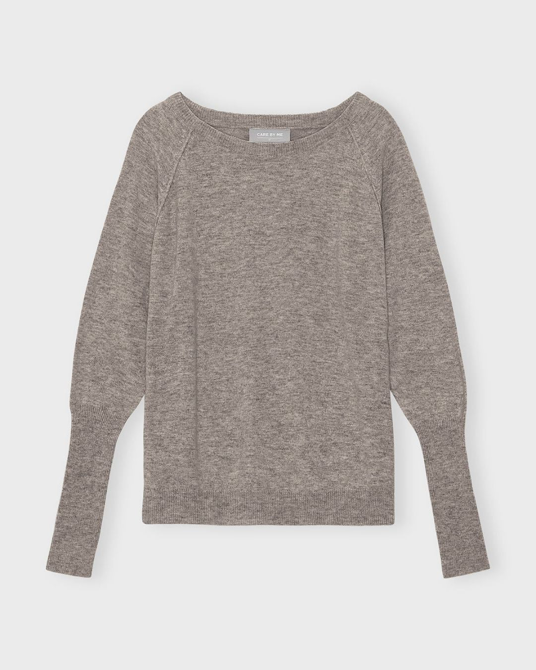 Bæredygtige og stilfulde produkter fra Care By Me, designet med fokus på ansvarlig produktion og kvinders selvstændighed.