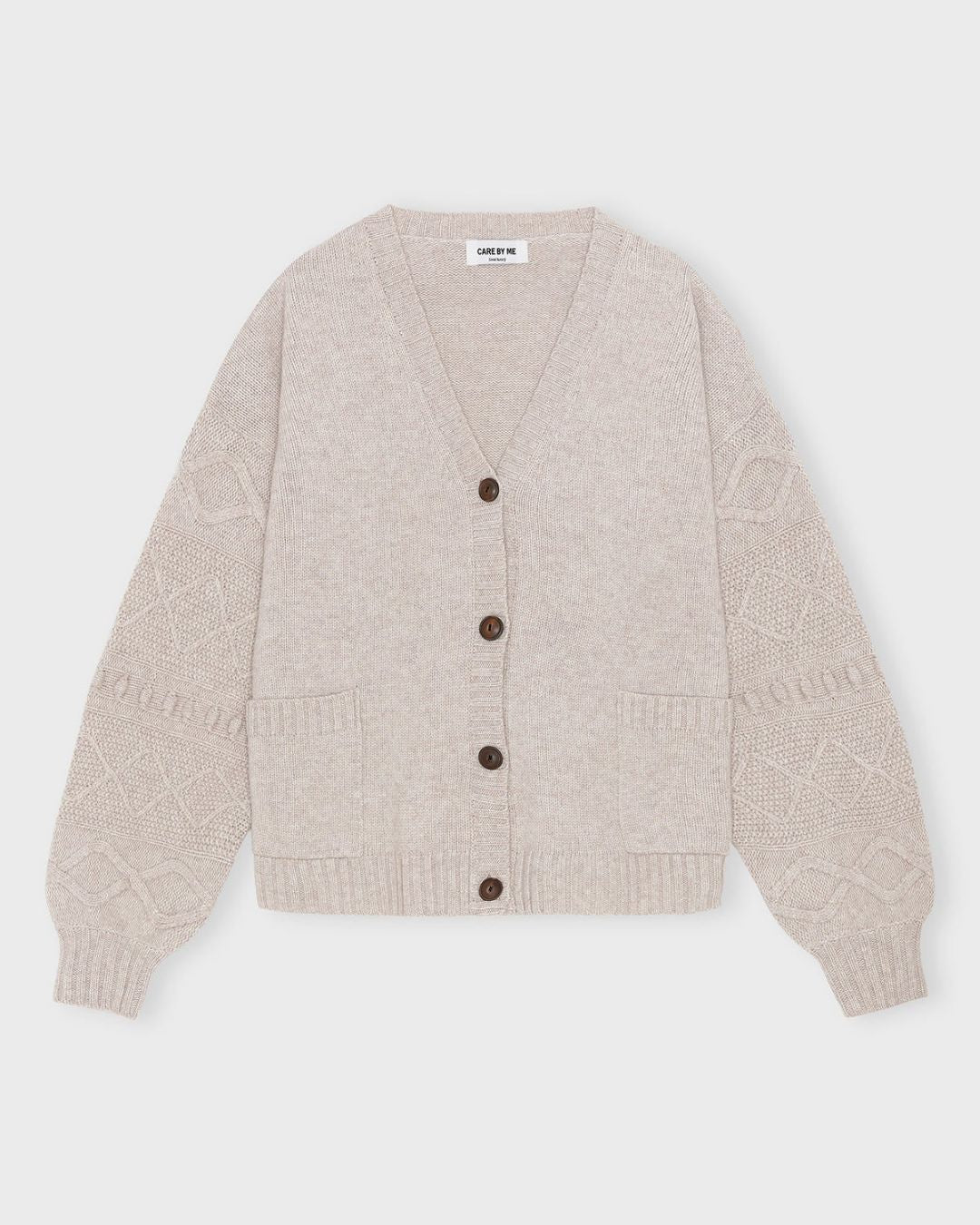 Bæredygtige og stilfulde produkter fra Care By Me, designet med fokus på ansvarlig produktion og kvinders selvstændighed.