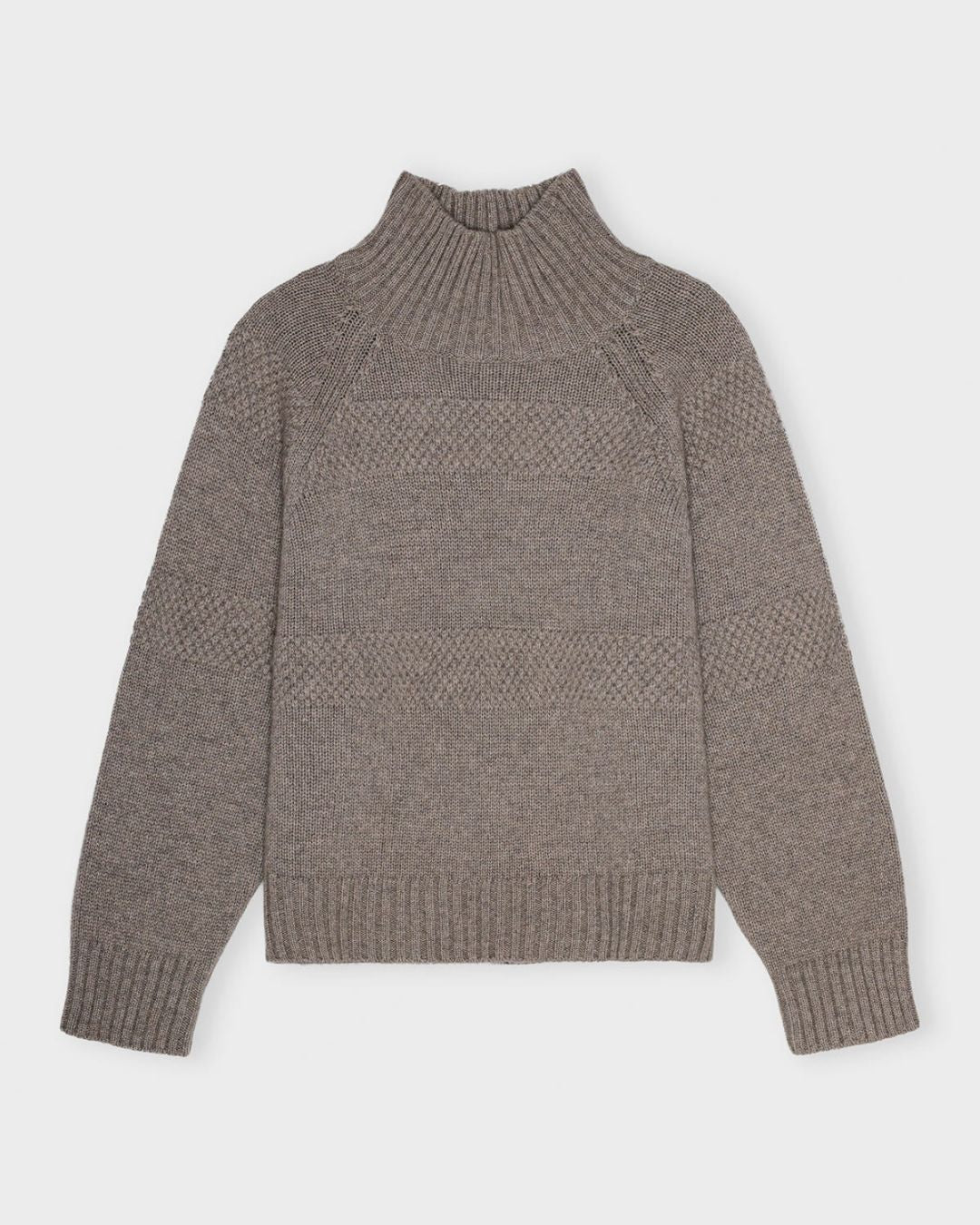 MEA-sweateren i 100% ren cashmere med klassisk sømandsstrik. Sweateren har høj hals, raglanærmer og brede ribkanter ved alle kanter.