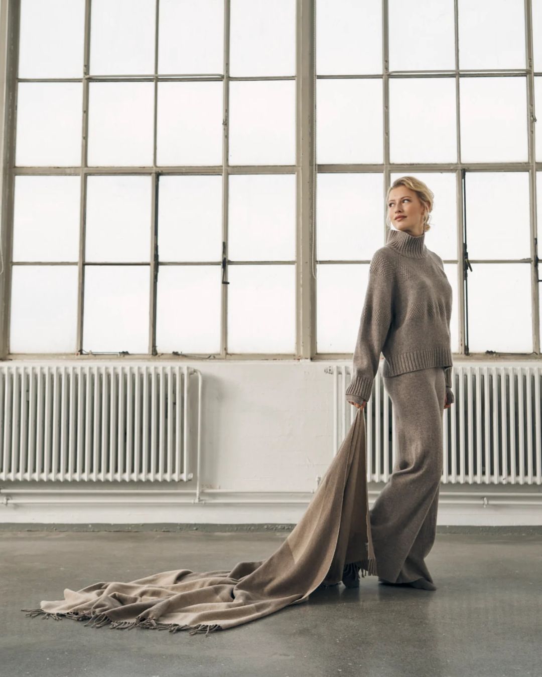 MEA-sweateren i 100% ren cashmere med klassisk sømandsstrik. Sweateren har høj hals, raglanærmer og brede ribkanter ved alle kanter.