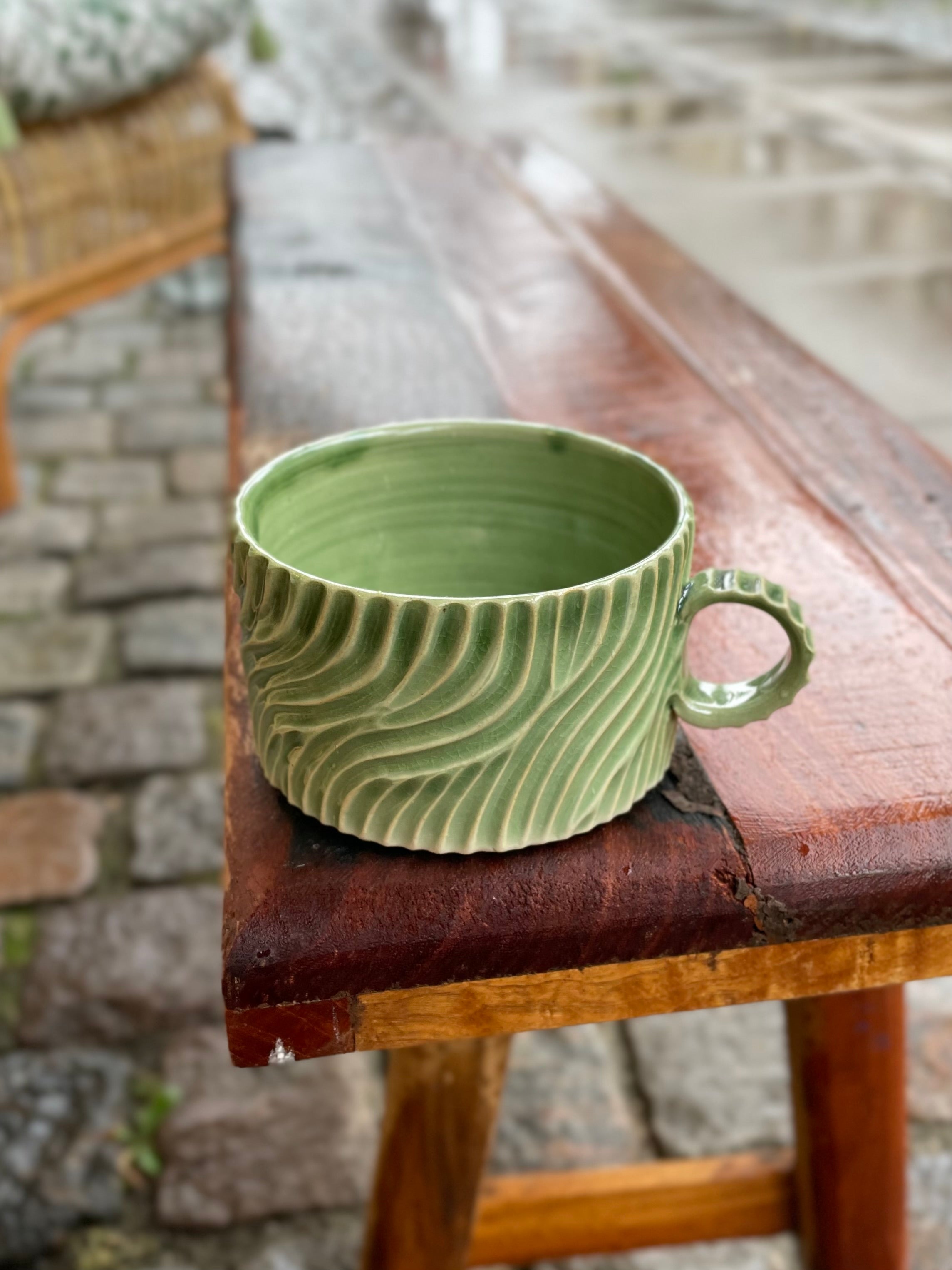 Carved Variations #1 kop i grøn keramik med bølget mønster og hank – køb hos Butik Alrum