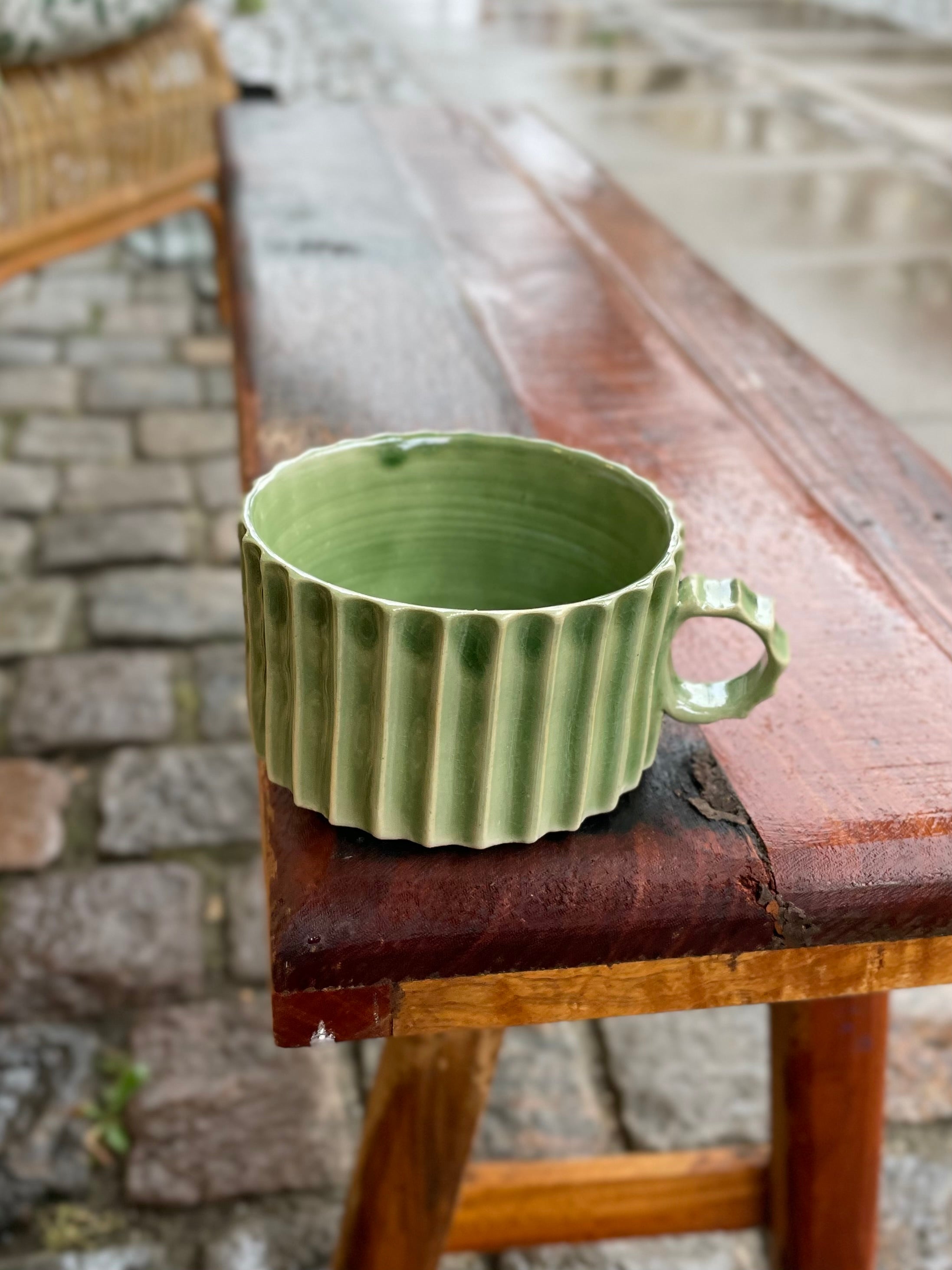 Carved Variations #2 kop i grøn keramik med brede lodrette striber og hank – køb hos Butik Alrum