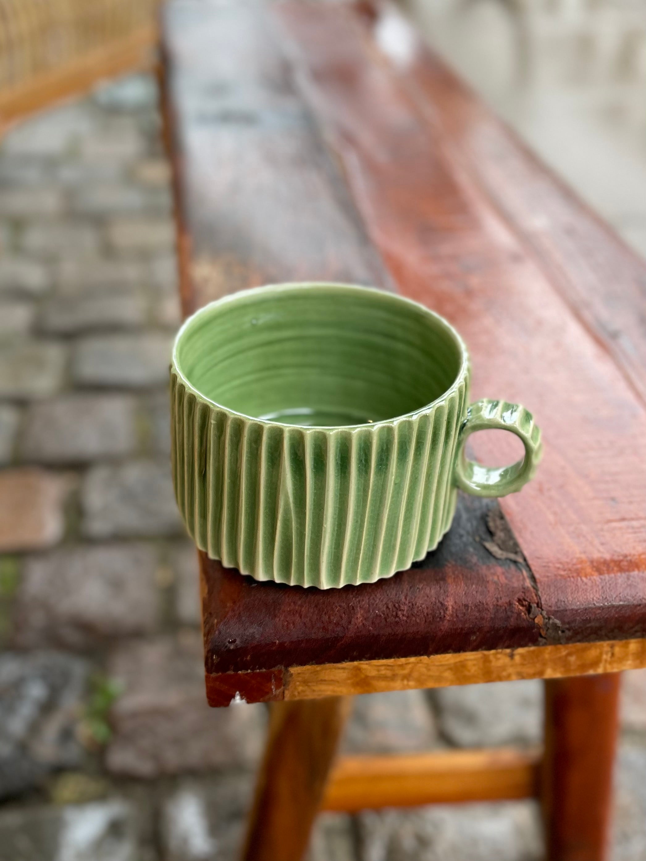 Carved Variations #3 kop i grøn keramik med smalle lodrette striber og hank – køb hos Butik Alrum