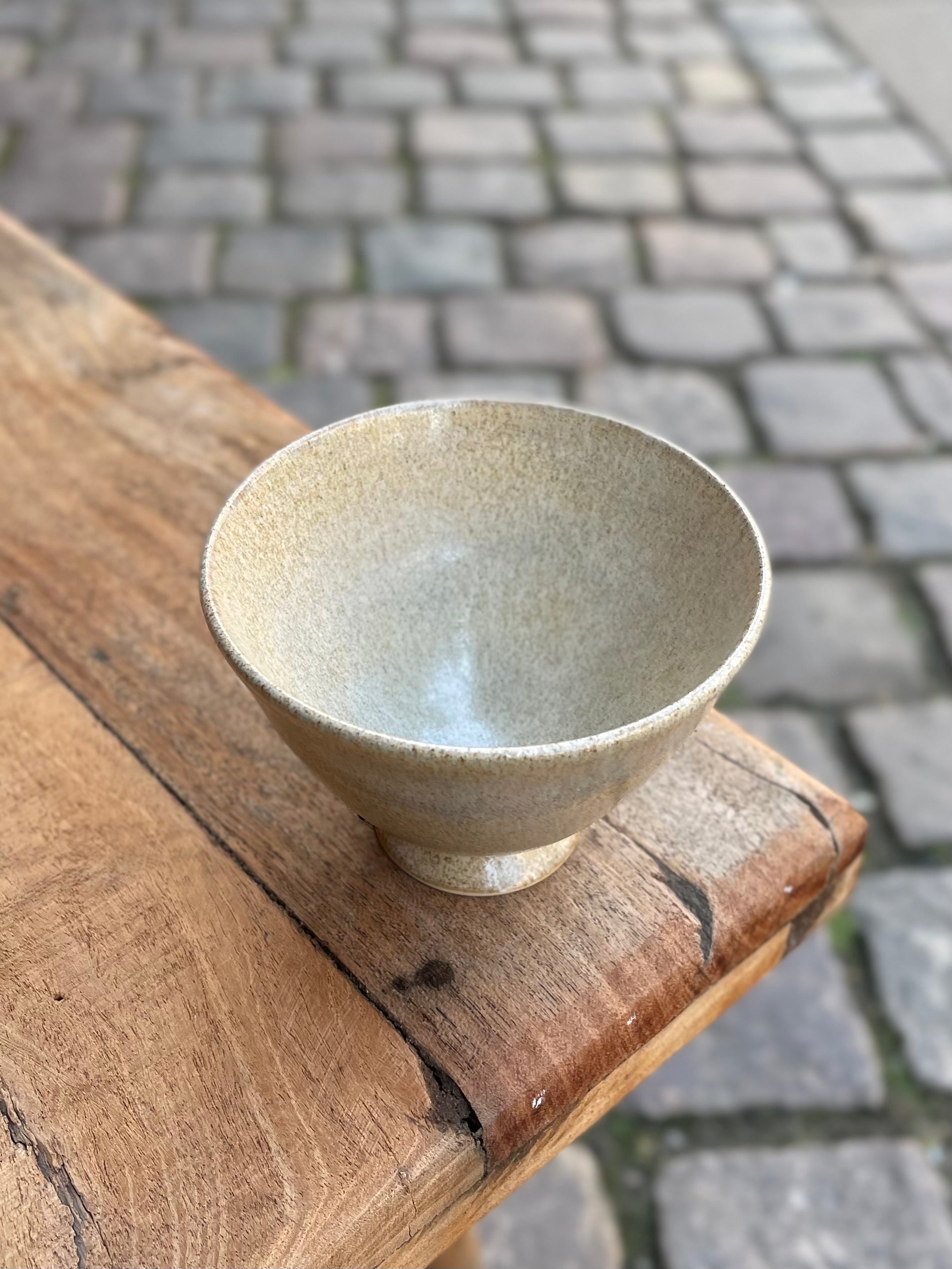 Håndlavet Ceder kop i stentøj med sandfarvet glasur og japansk inspireret design – køb hos Butik Alrum på Amager eller online på butikalrum.dk.