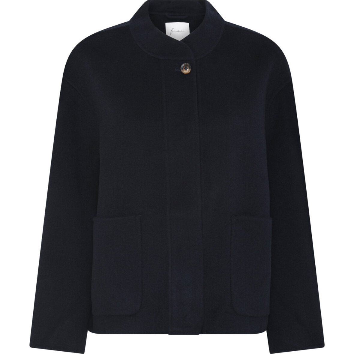 Chicago Pure Wool Jacket fra FRAU i Dark Navy, klassisk jakke i 100% uld med knappelukning og lommer – køb hos butikalrum.dk.