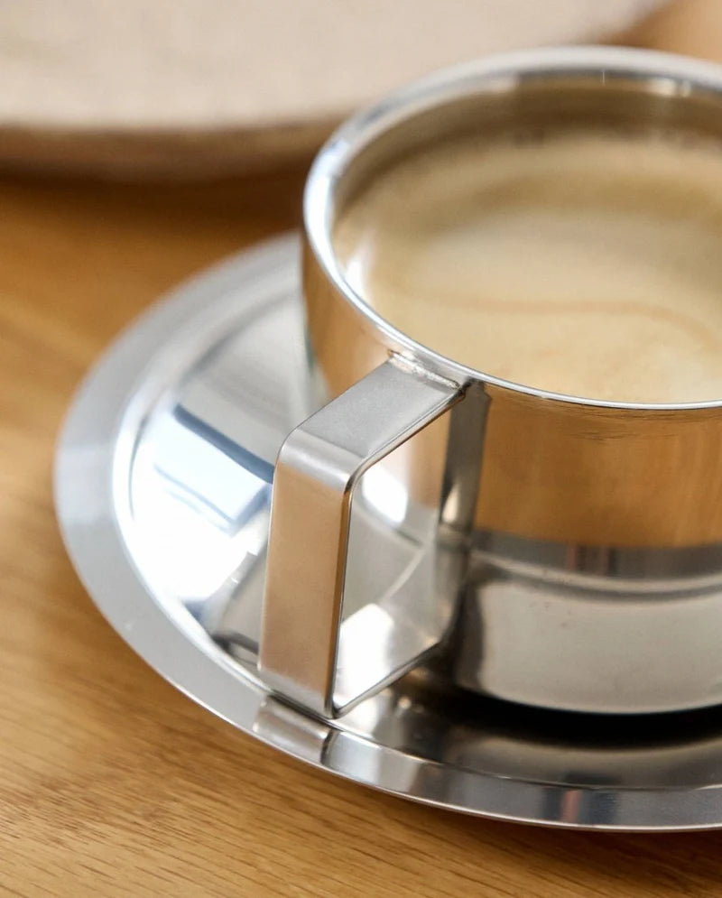 Elegant kop og underkop i blank krom til kaffe og te – køb hos Butik Alrum