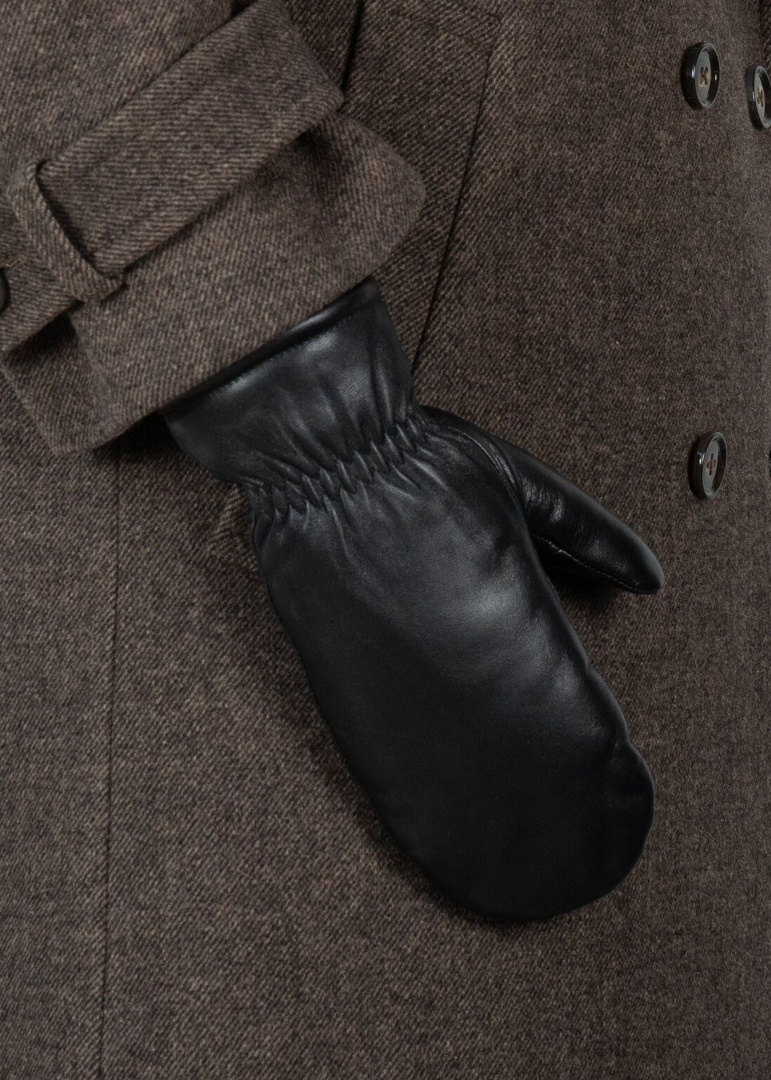Classic Leather Mittens fra Sui Ava i Black, elegante luffer i blødt fåreskindslæder med varmt polyesterfor – køb hos butikalrum.dk.