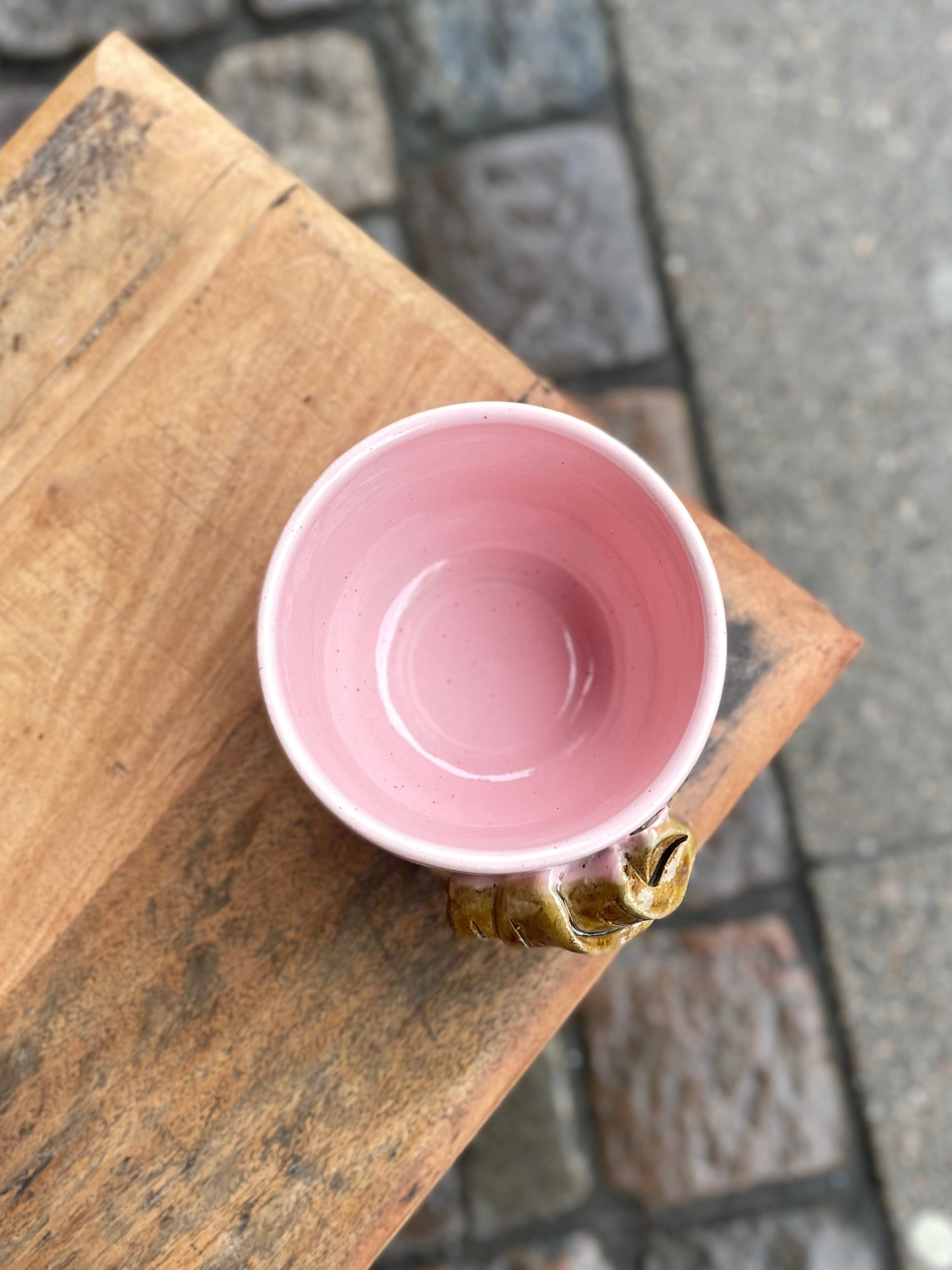 Lyserød croissant kop med påsat croissant fra Victoria Juul – køb hos butikalrum.dk