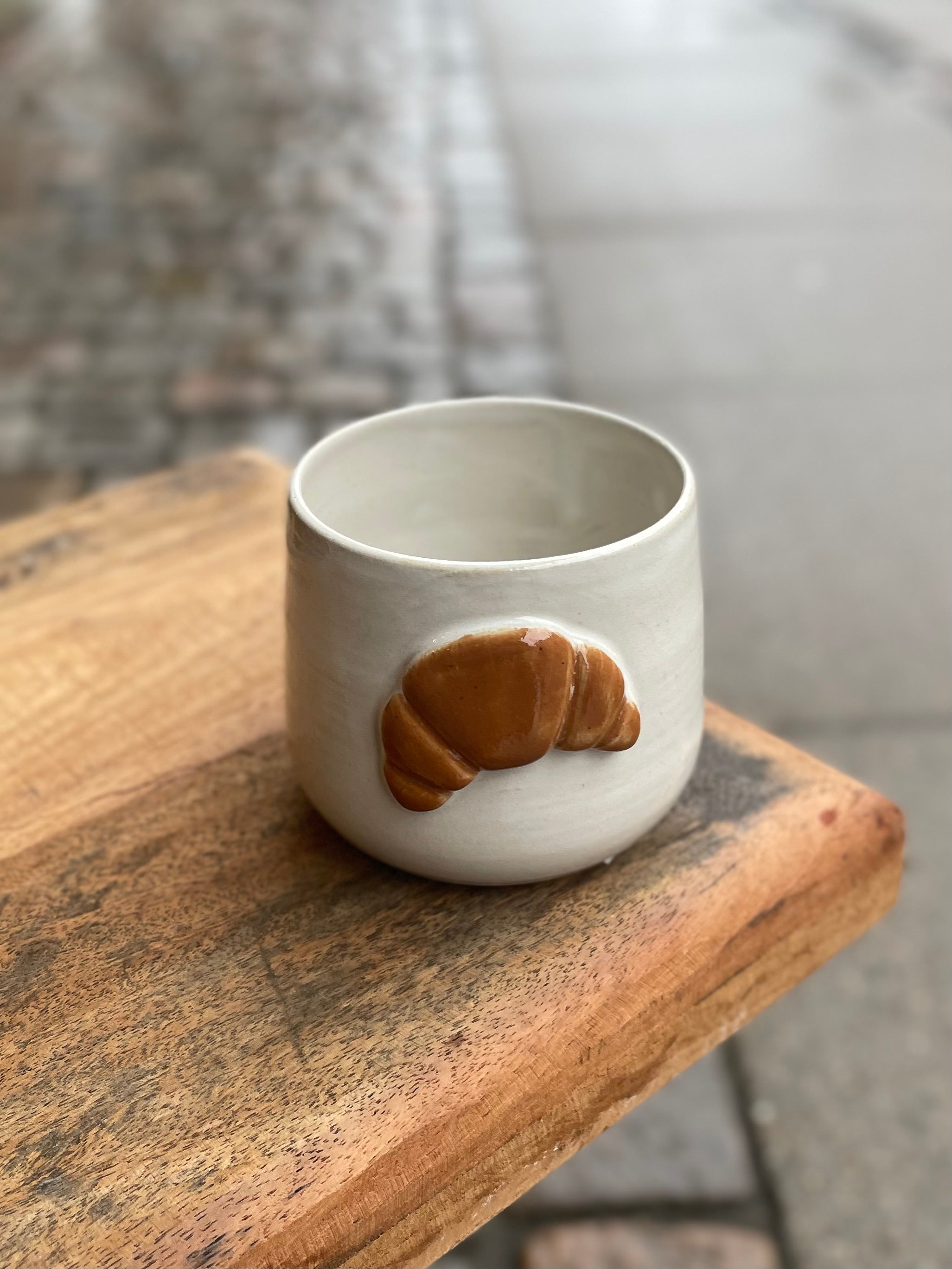 Croissant kop uden hank i hvid keramik – køb hos butikalrum.dk