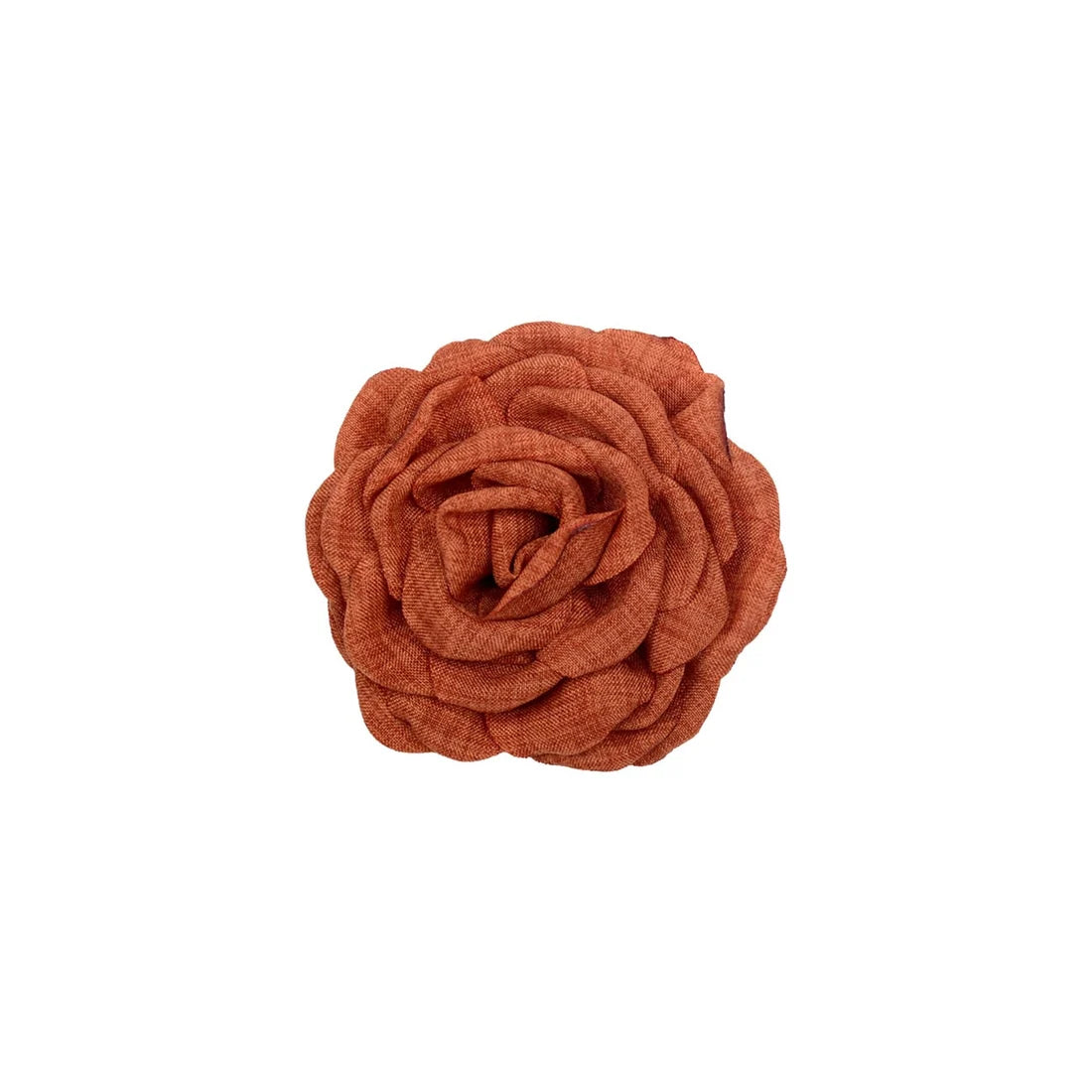 Lille Daisy hårklemme med brændt orange blomst og sort plastklemme – dekorativt hårpynt til hverdag og fest, køb hos butikalrum.dk.