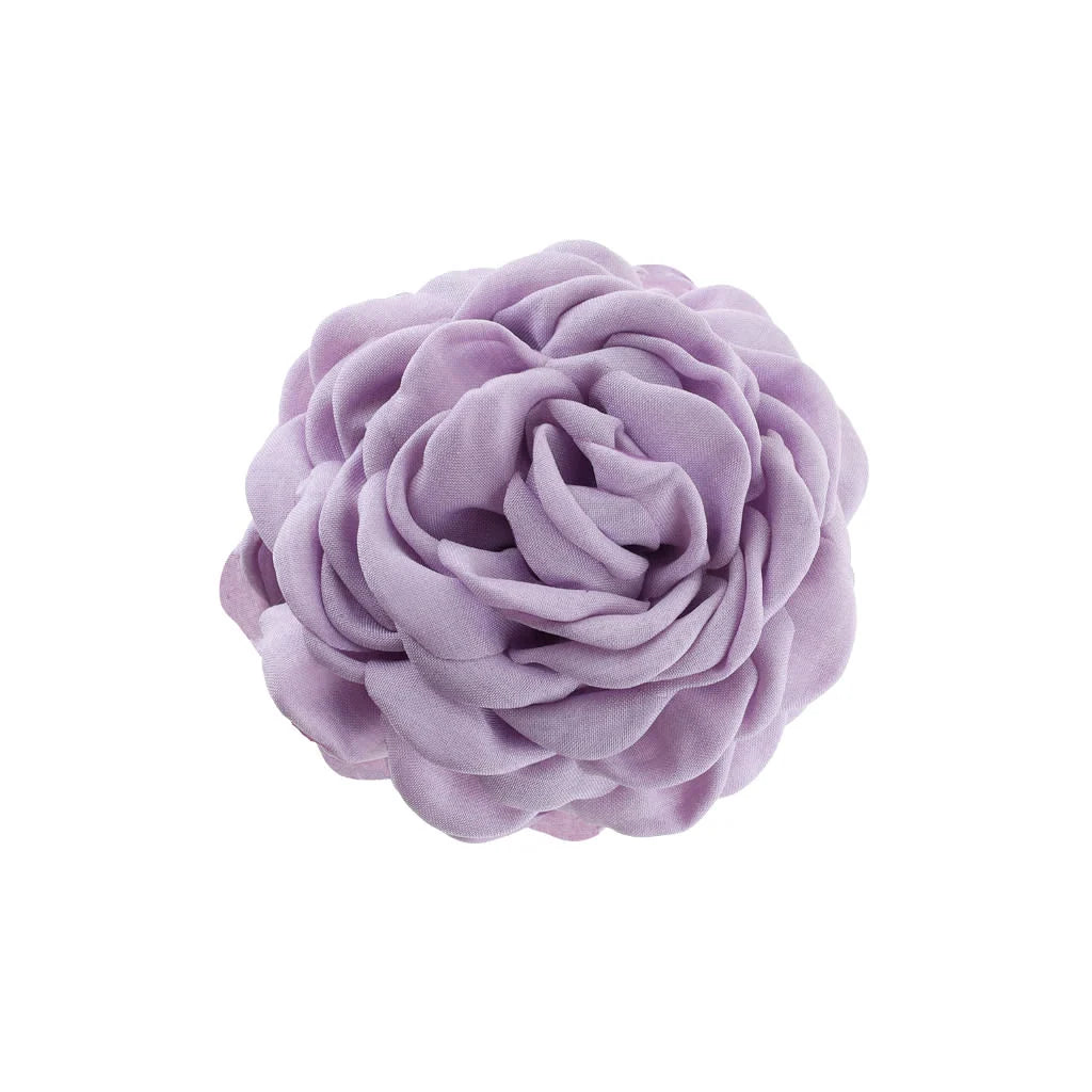 Stor Daisy hårklemme med blomst i pastel lilla og sort plastklemme – dekorativt hårpynt til hverdag og fest, køb hos butikalrum.dk.