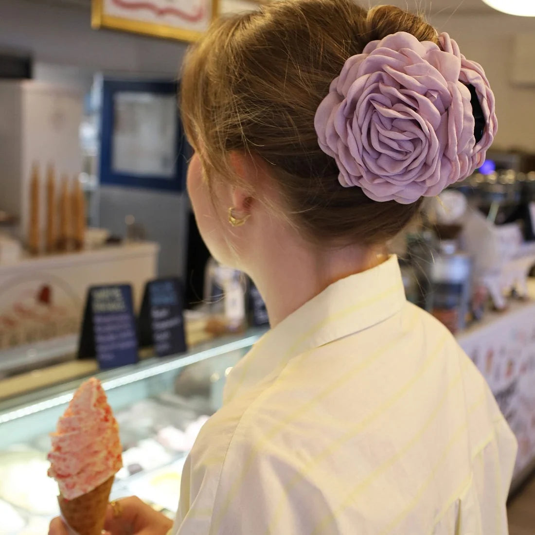 Stor Daisy hårklemme med blomst i pastel lilla og sort plastklemme – dekorativt hårpynt til hverdag og fest, køb hos butikalrum.dk.