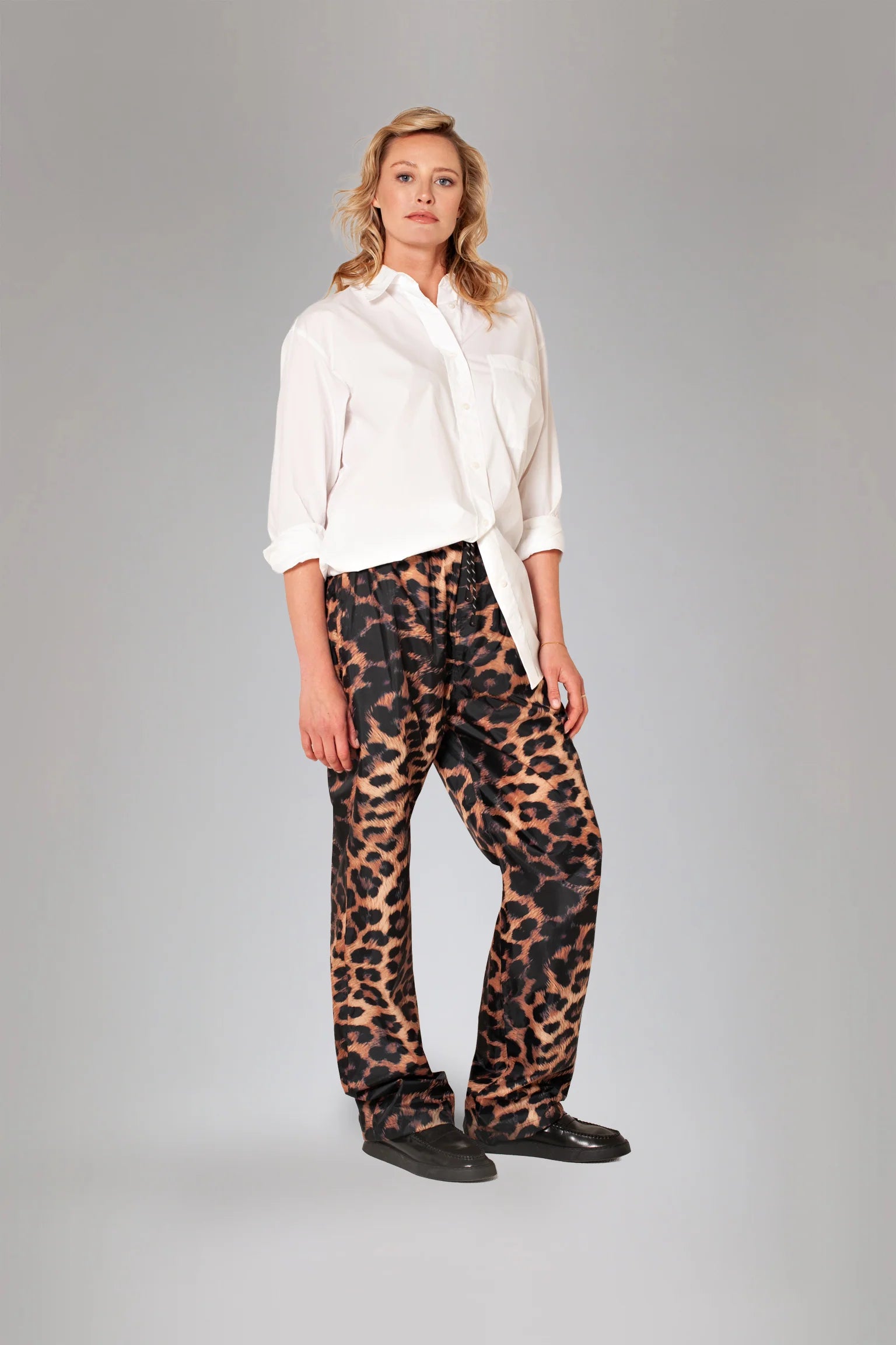 Rainkiss Rain Pants Dark Leo med leopardprint og vandtæt design – køb hos Butik Alrum