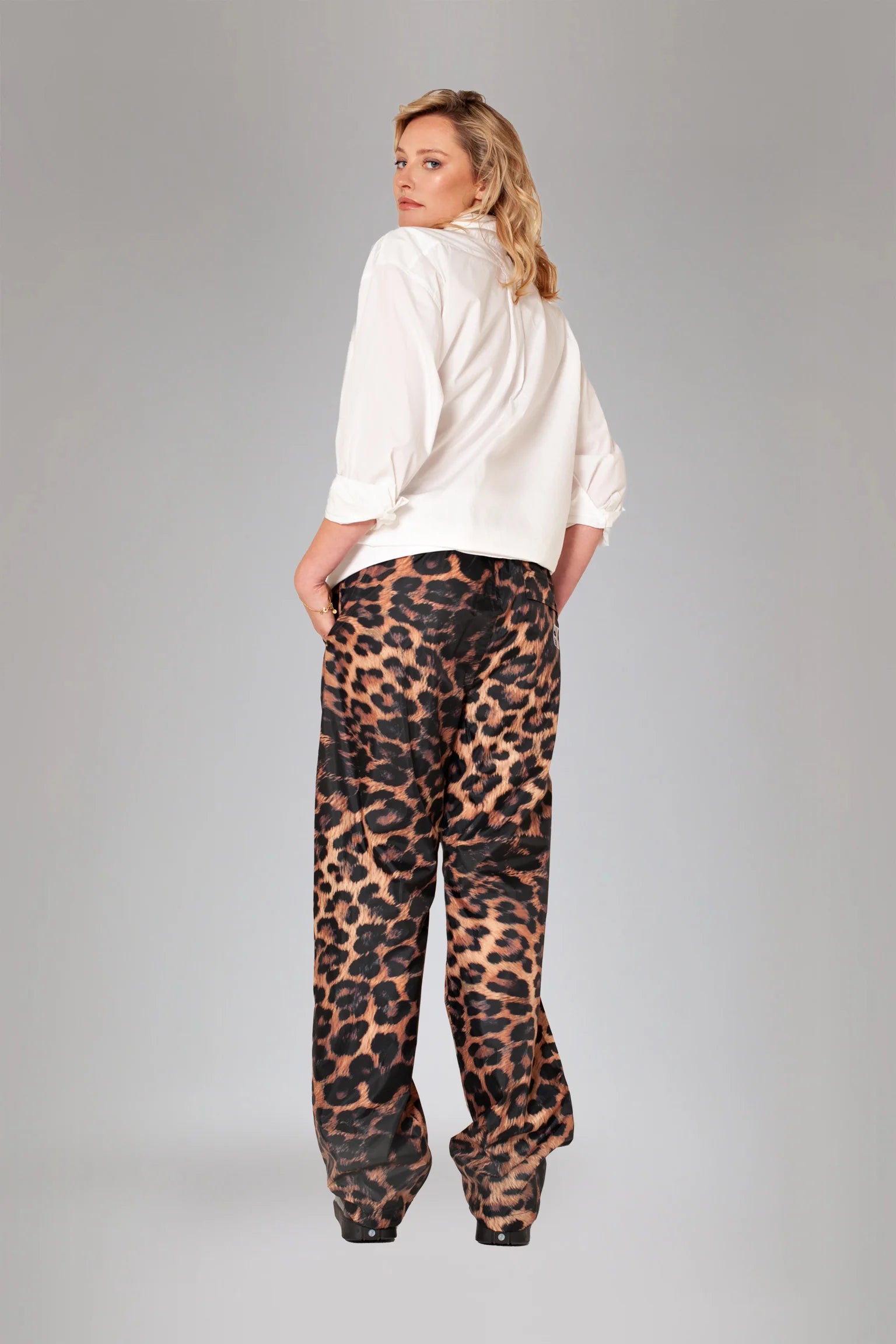 Rainkiss Rain Pants Dark Leo med leopardprint og vandtæt design – køb hos Butik Alrum