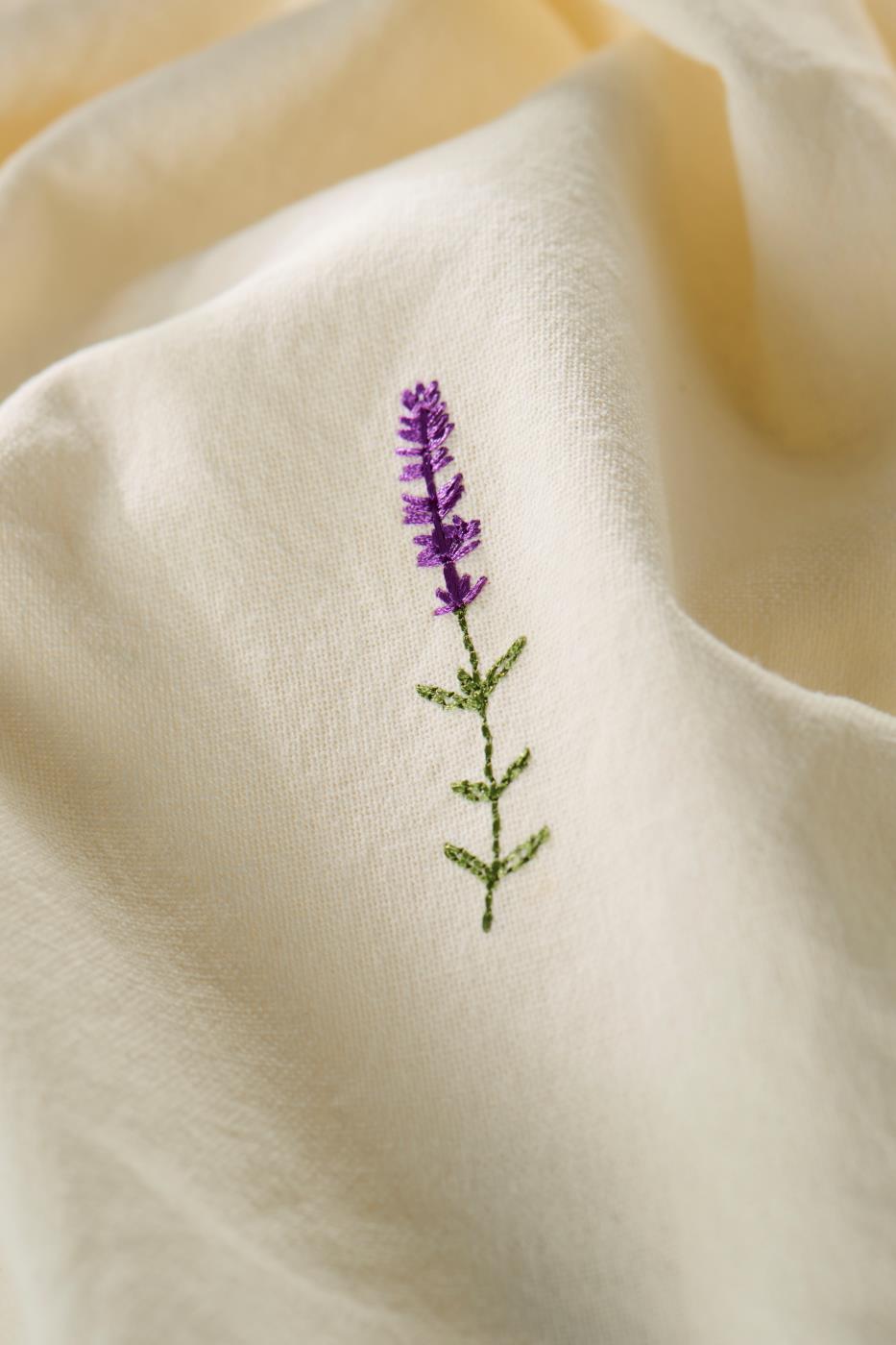 Kvadratisk dug 150x150 med skærmblomster og lavendel perfekt til sommerbord og hyggelig borddækning - køb hos butikalrum.dk